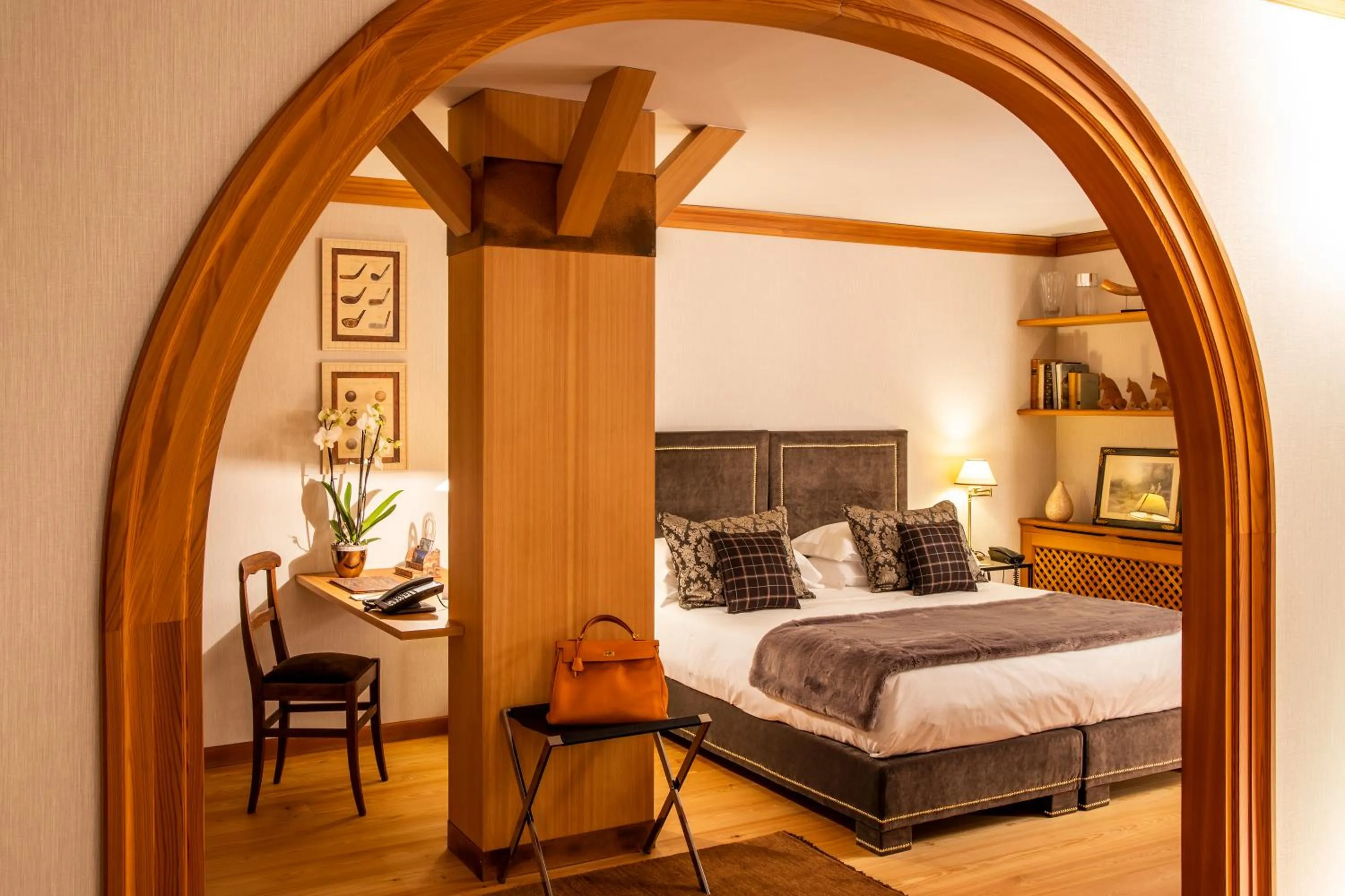 Bed in Hotel Hermitage Relais & Châteaux