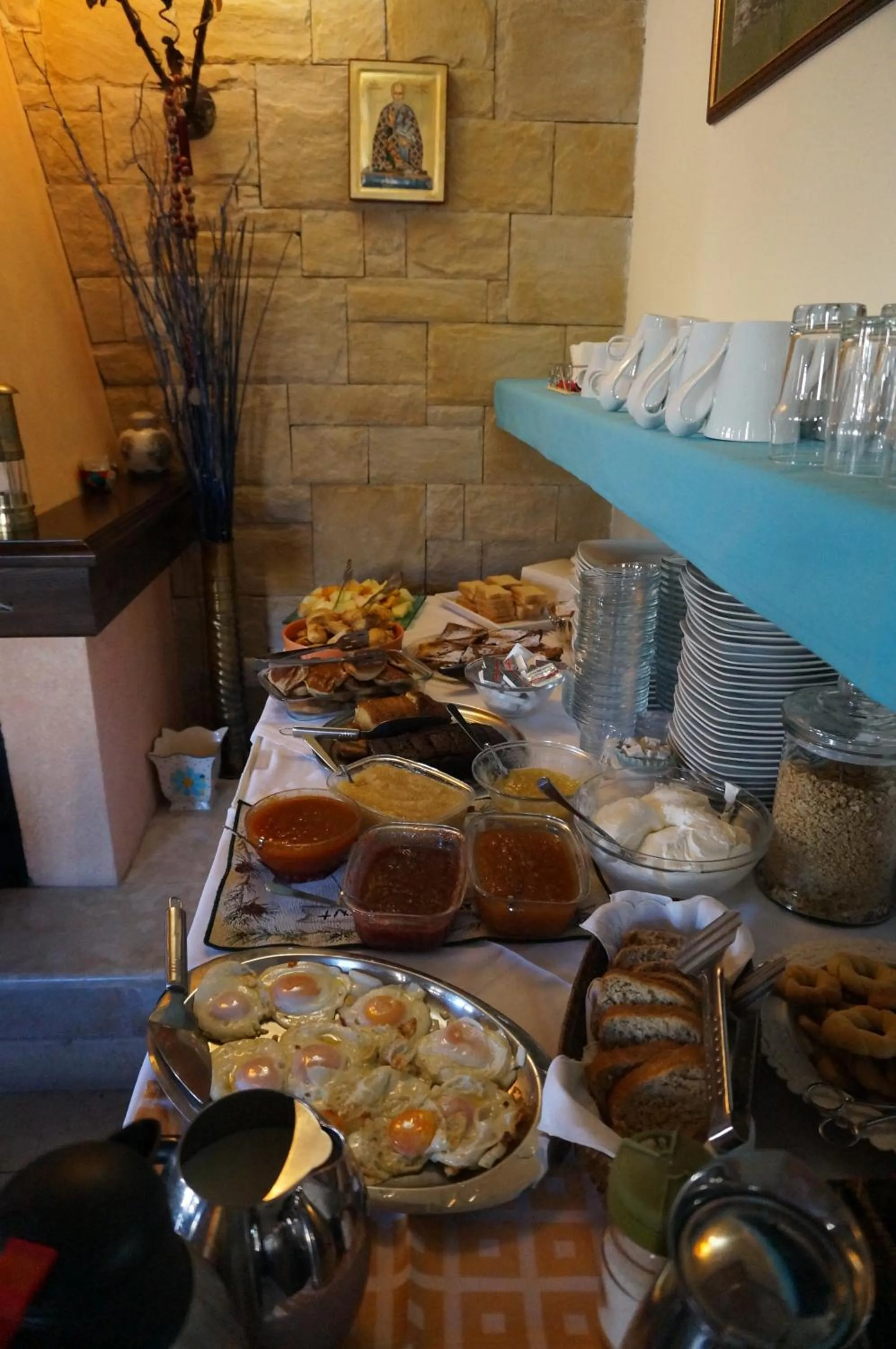 Communal lounge/ TV room in ''EPAVLIS boutique GALAXIDI''