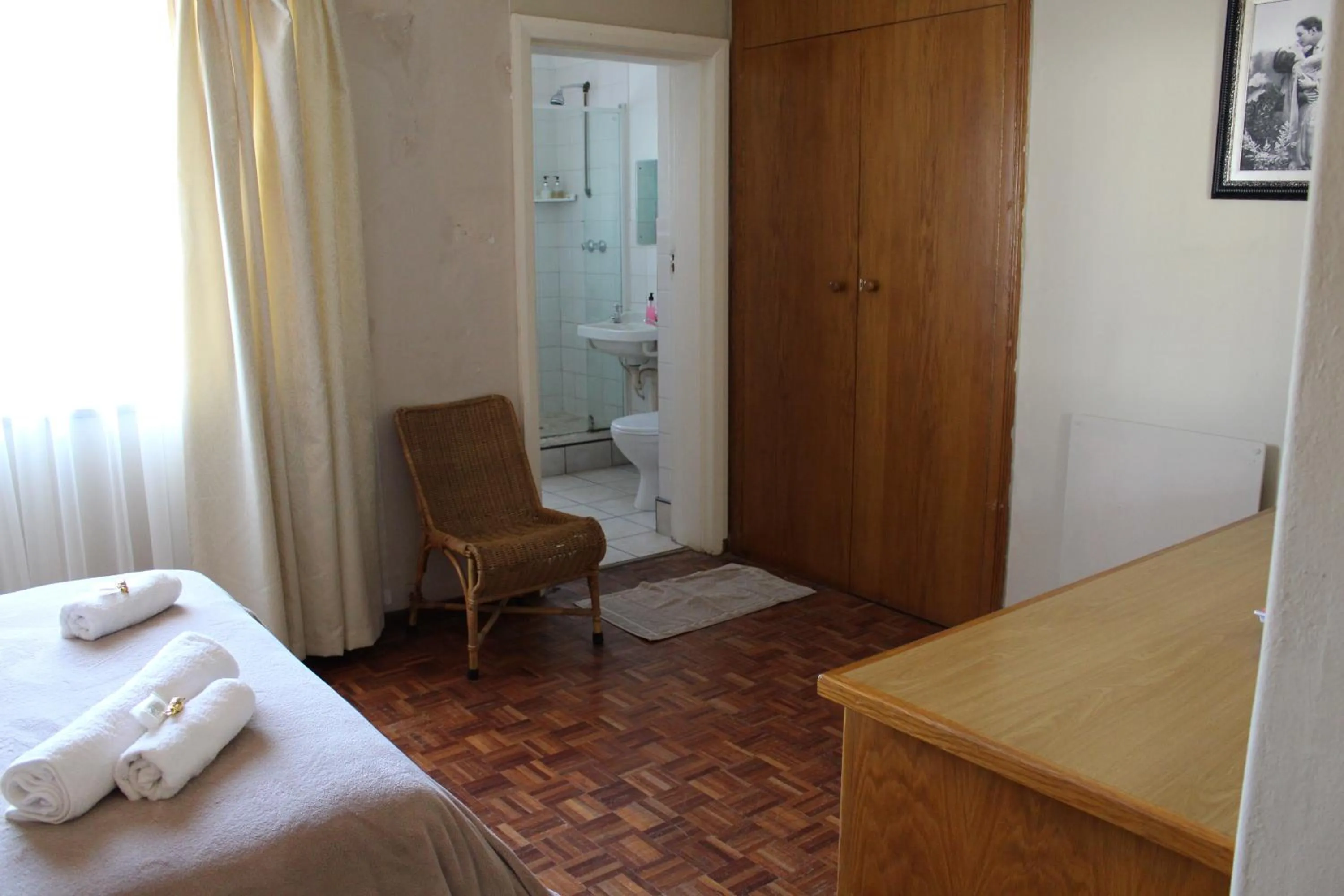 Photo of the whole room, Bed in The Hamlet Country Lodge