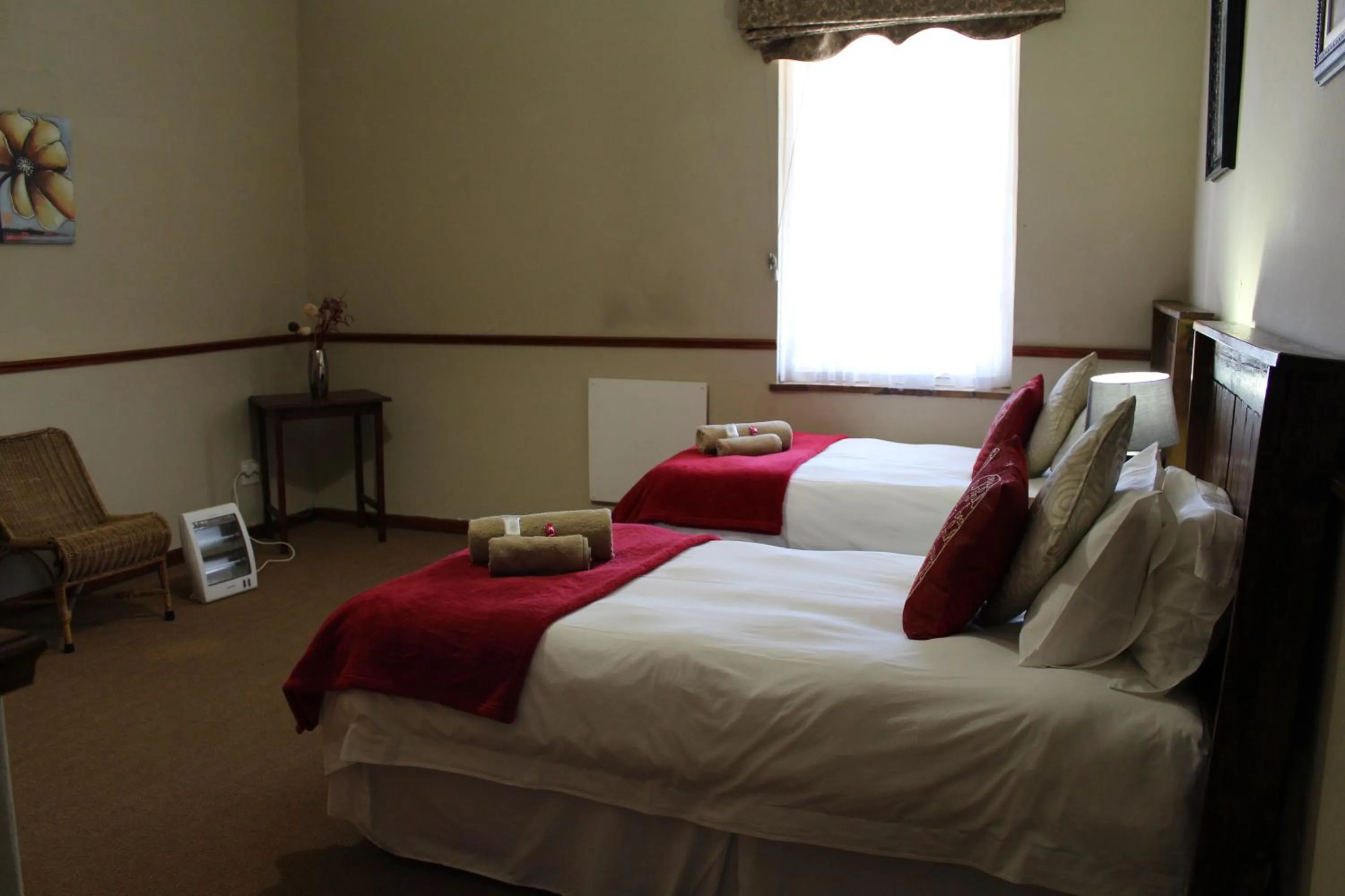 Photo of the whole room, Bed in The Hamlet Country Lodge