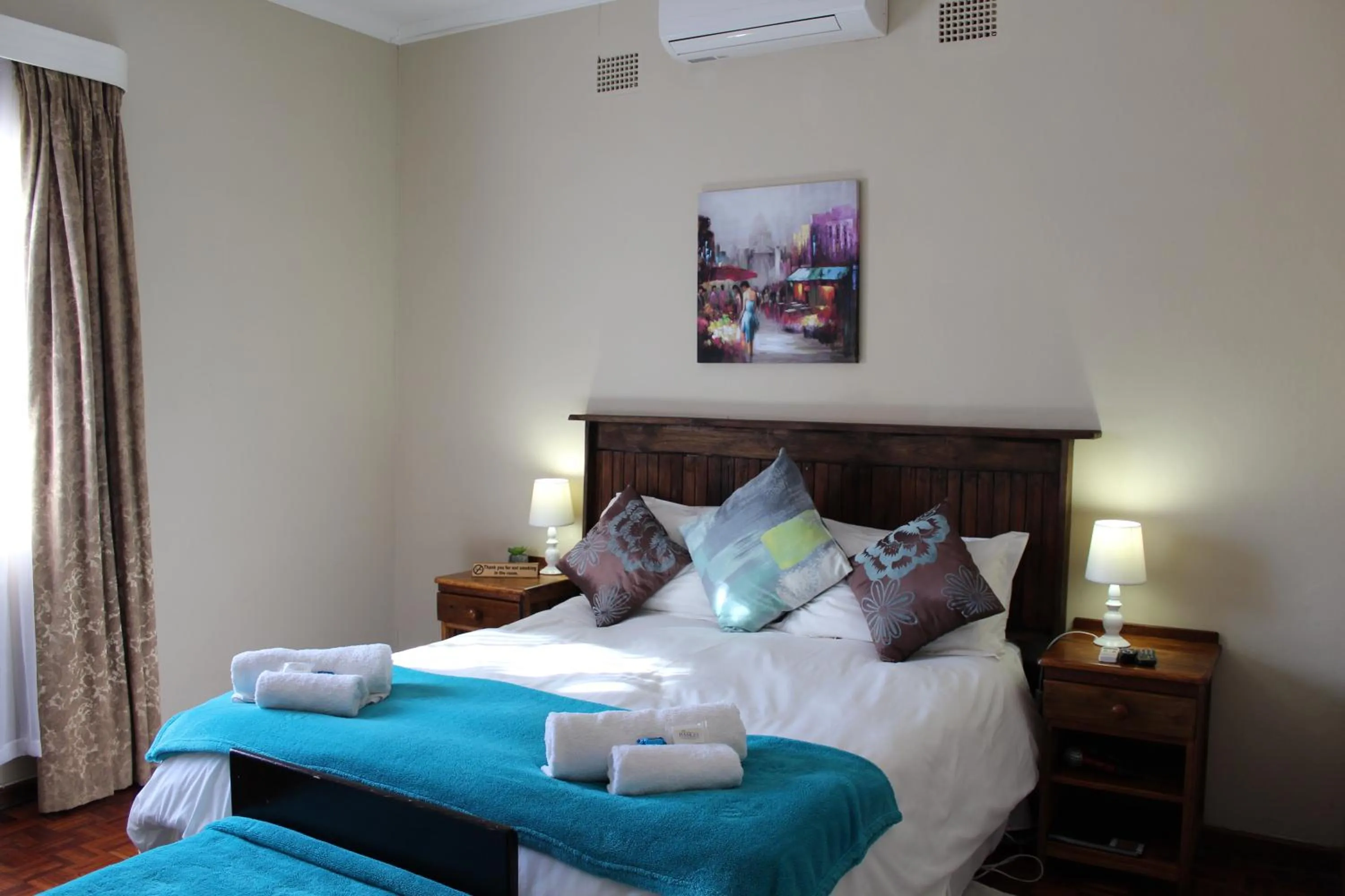 Photo of the whole room, Bed in The Hamlet Country Lodge