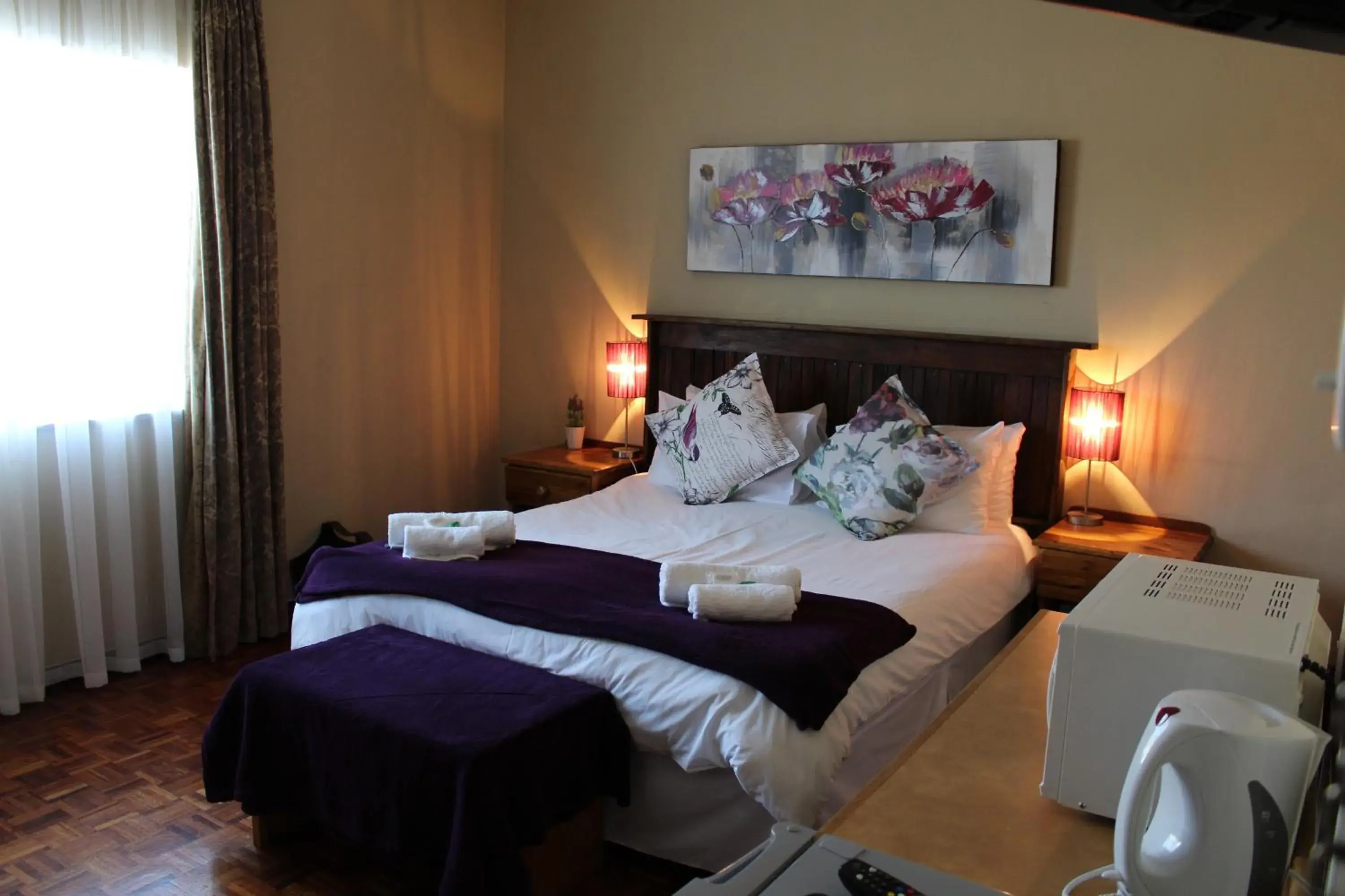 Standard Queen Room in The Hamlet Country Lodge Standard Queen Room in The Hamlet Country Lodge