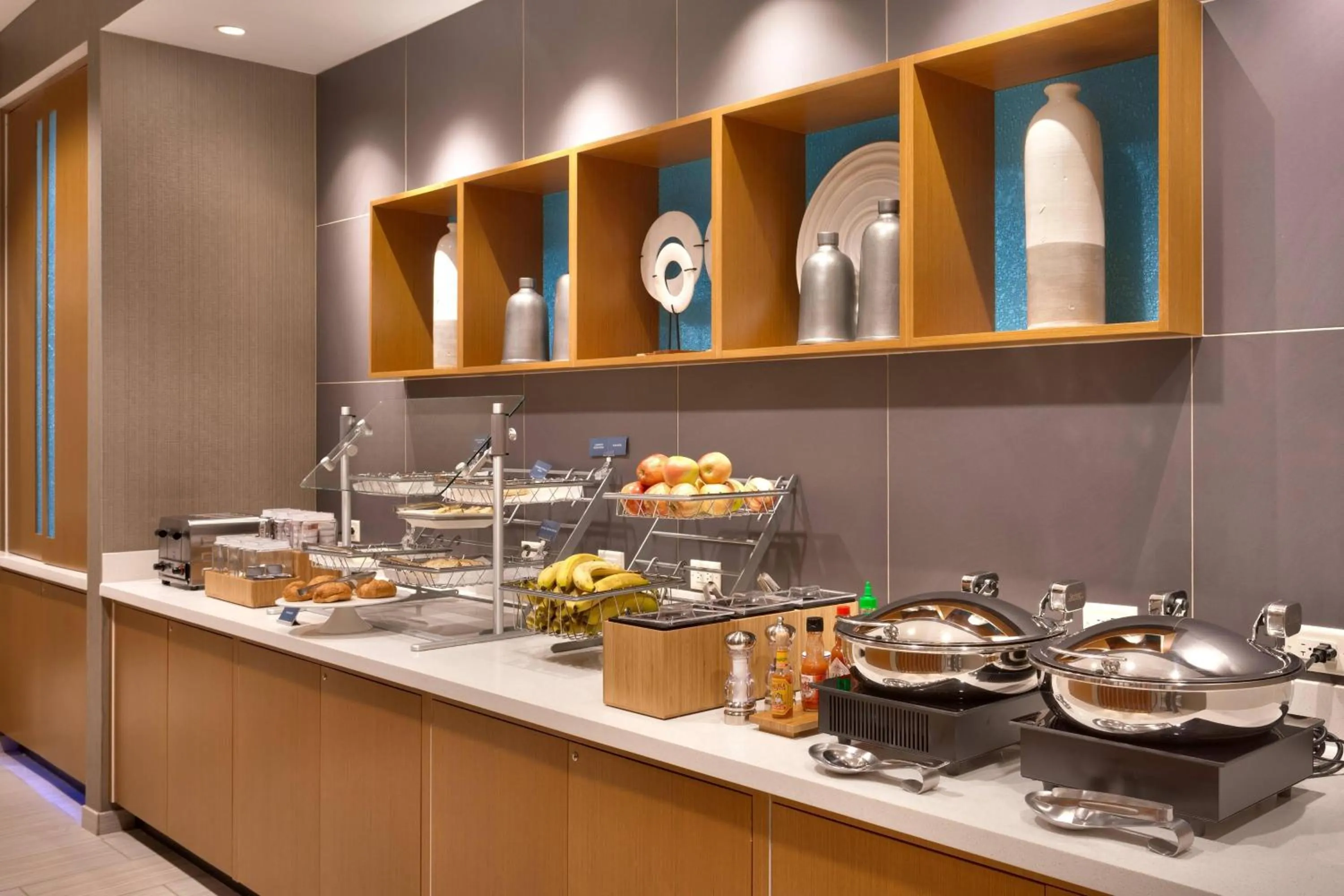 Breakfast in SpringHill Suites by Marriott Coralville