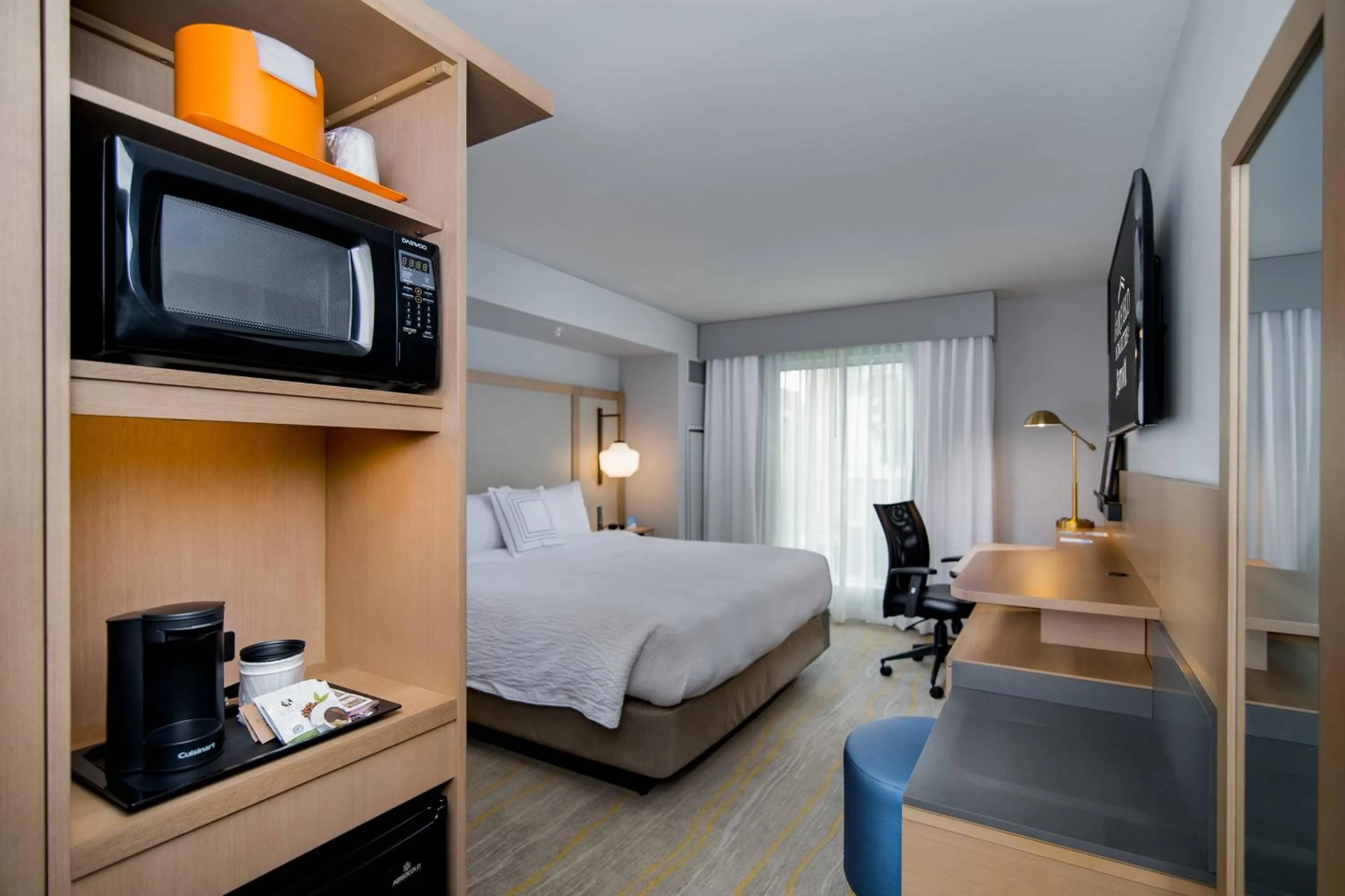 Photo of the whole room, Bed in Fairfield Inn & Suites Fort Worth Downtown/Convention Center