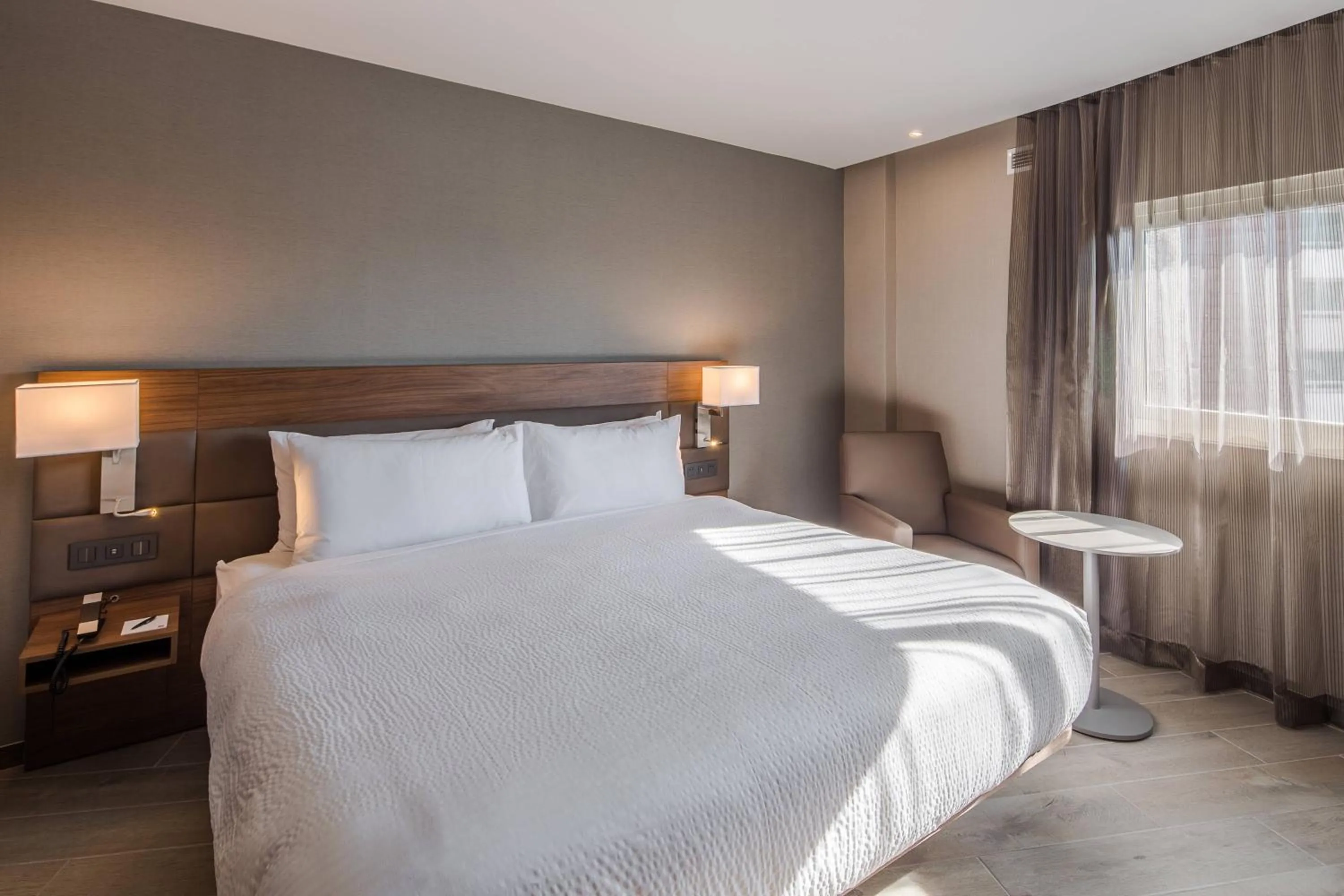 Photo of the whole room, Bed in AC Hotel by Marriott Guadalajara Expo