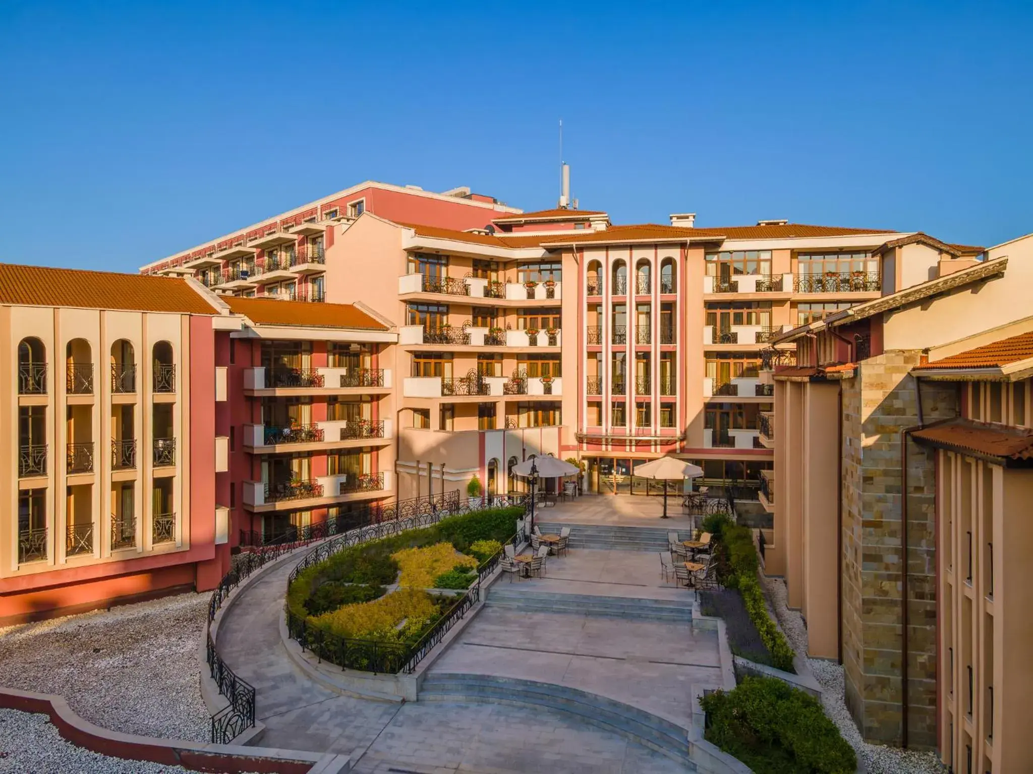 Property building in Festa Via Pontica Property building in Festa Via Pontica