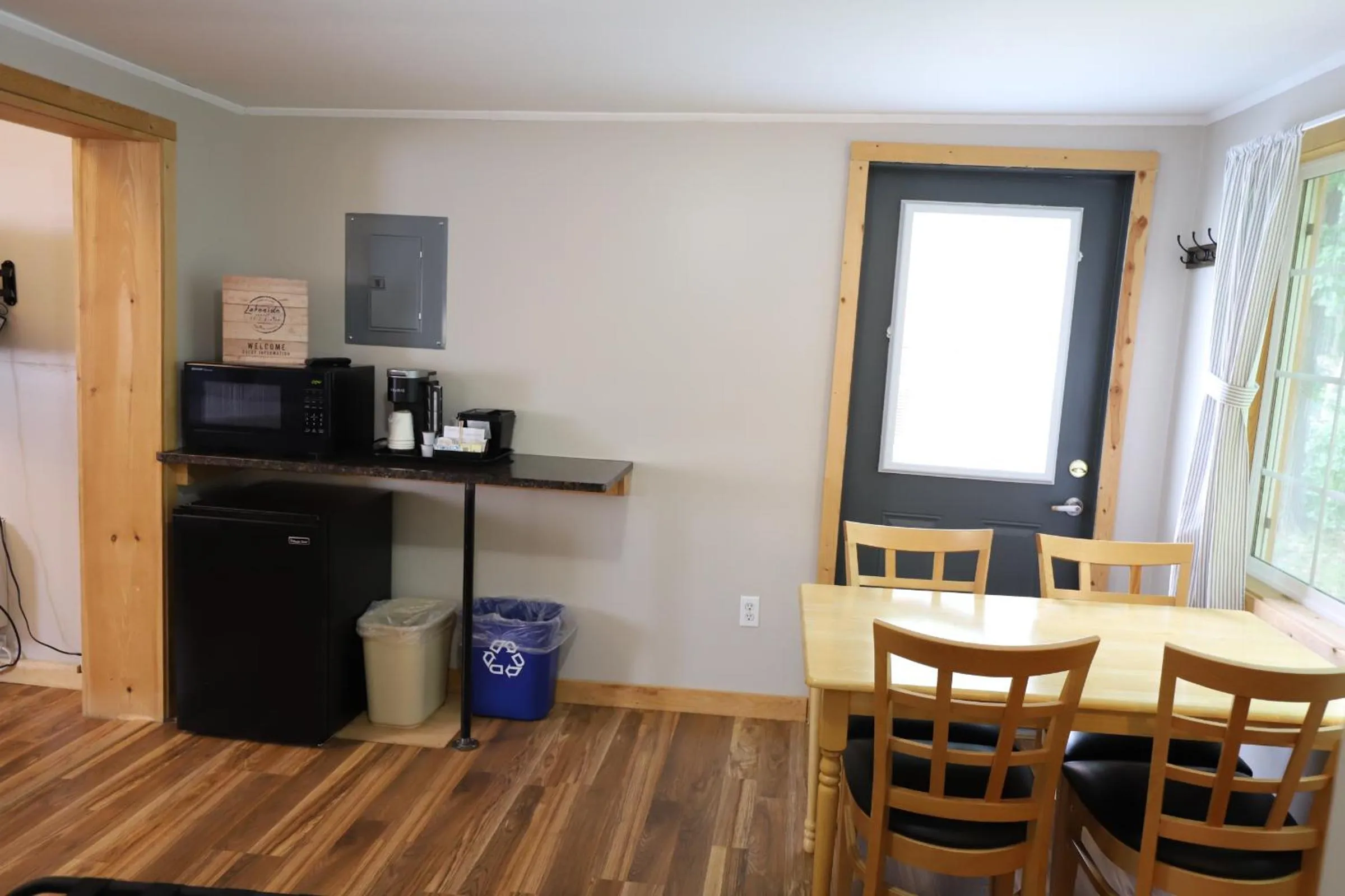 Dining area in Lakeside Resort