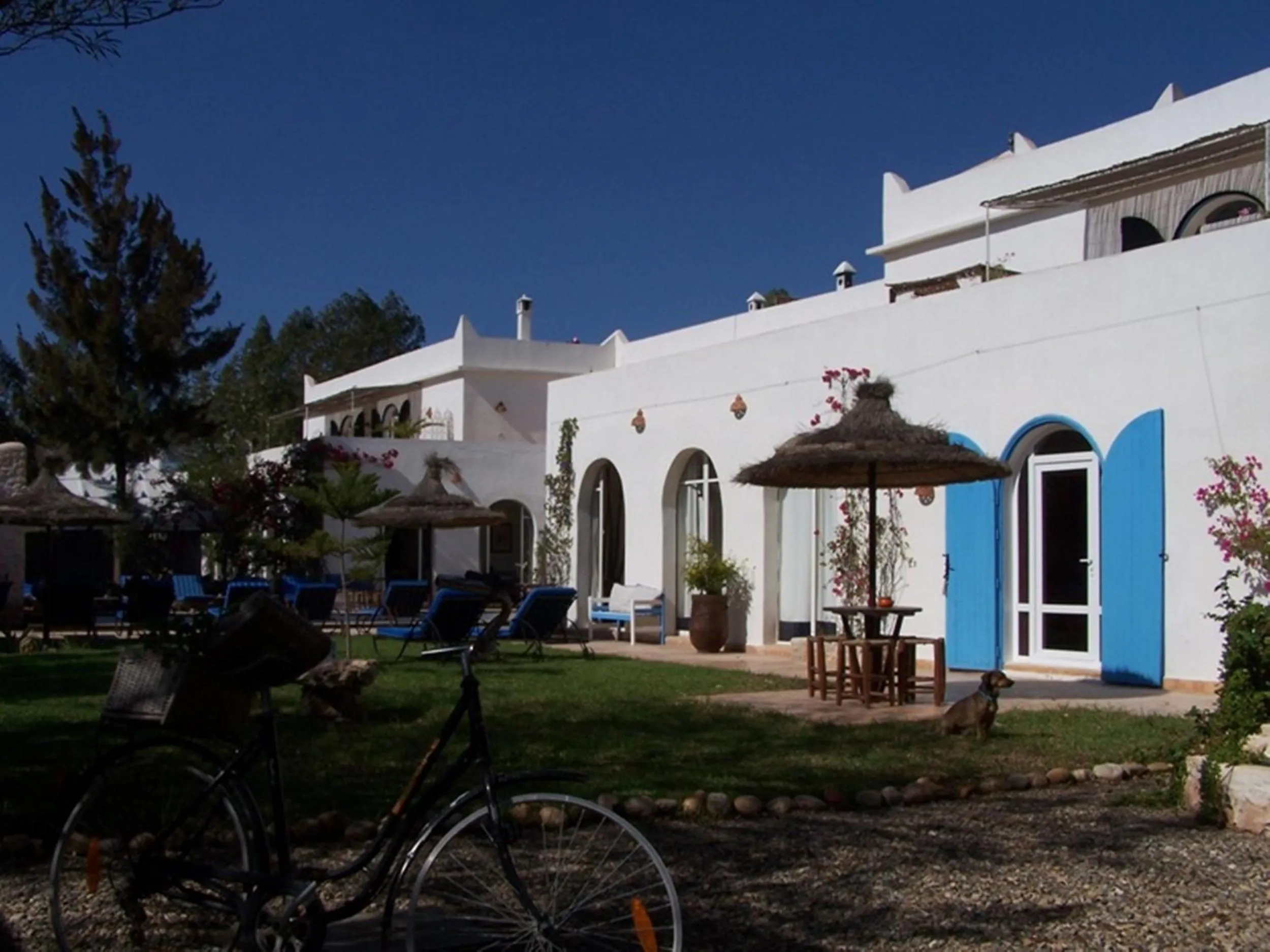 Facade/entrance in Villa Daba By Zelia