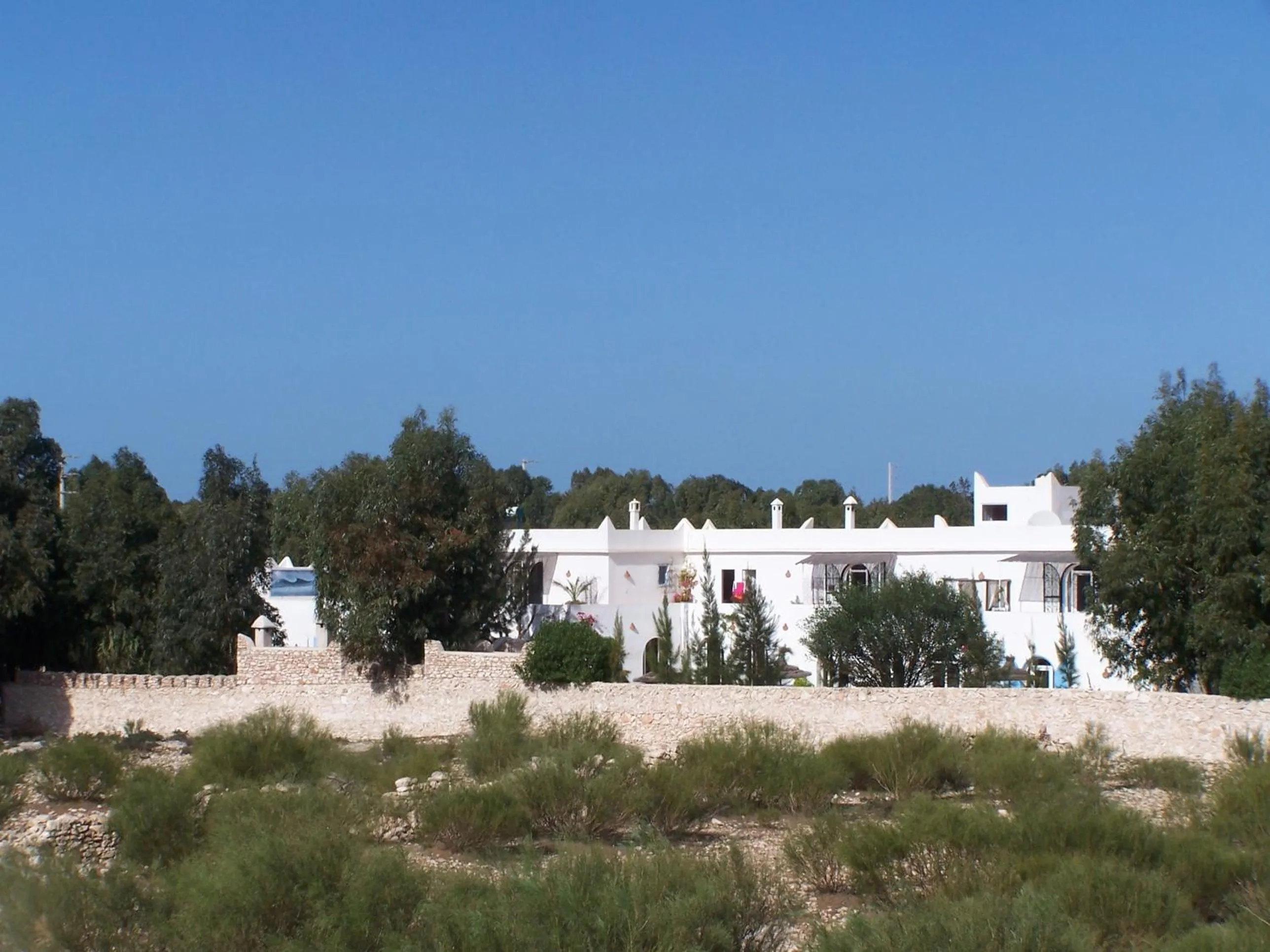 Facade/entrance in Villa Daba By Zelia