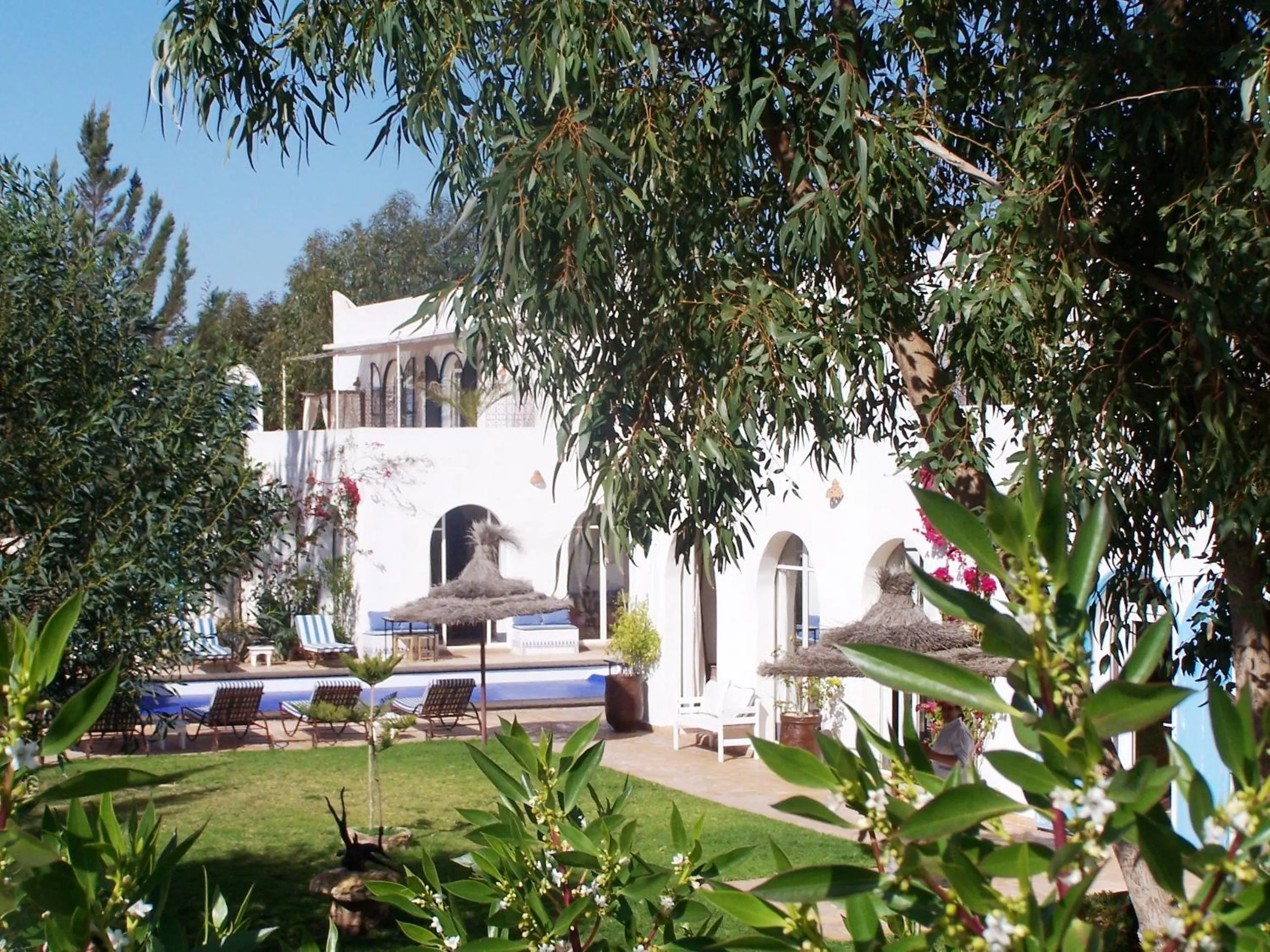 Facade/entrance in Villa Daba By Zelia