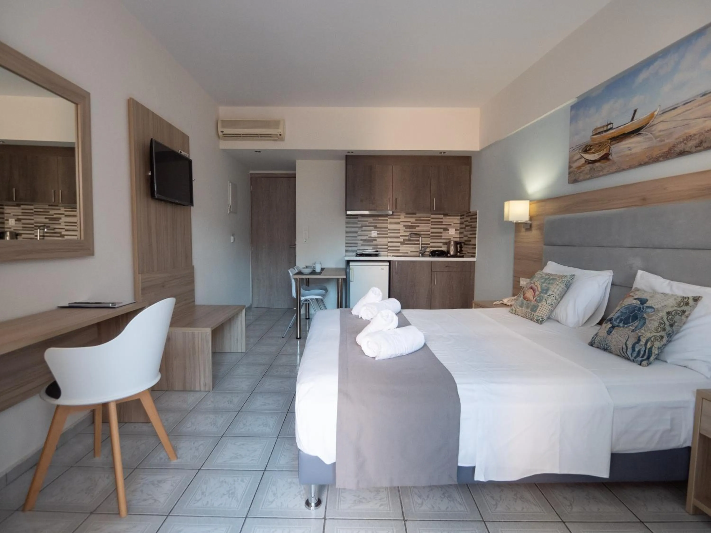 Photo of the whole room, Bed in Aristo Apts