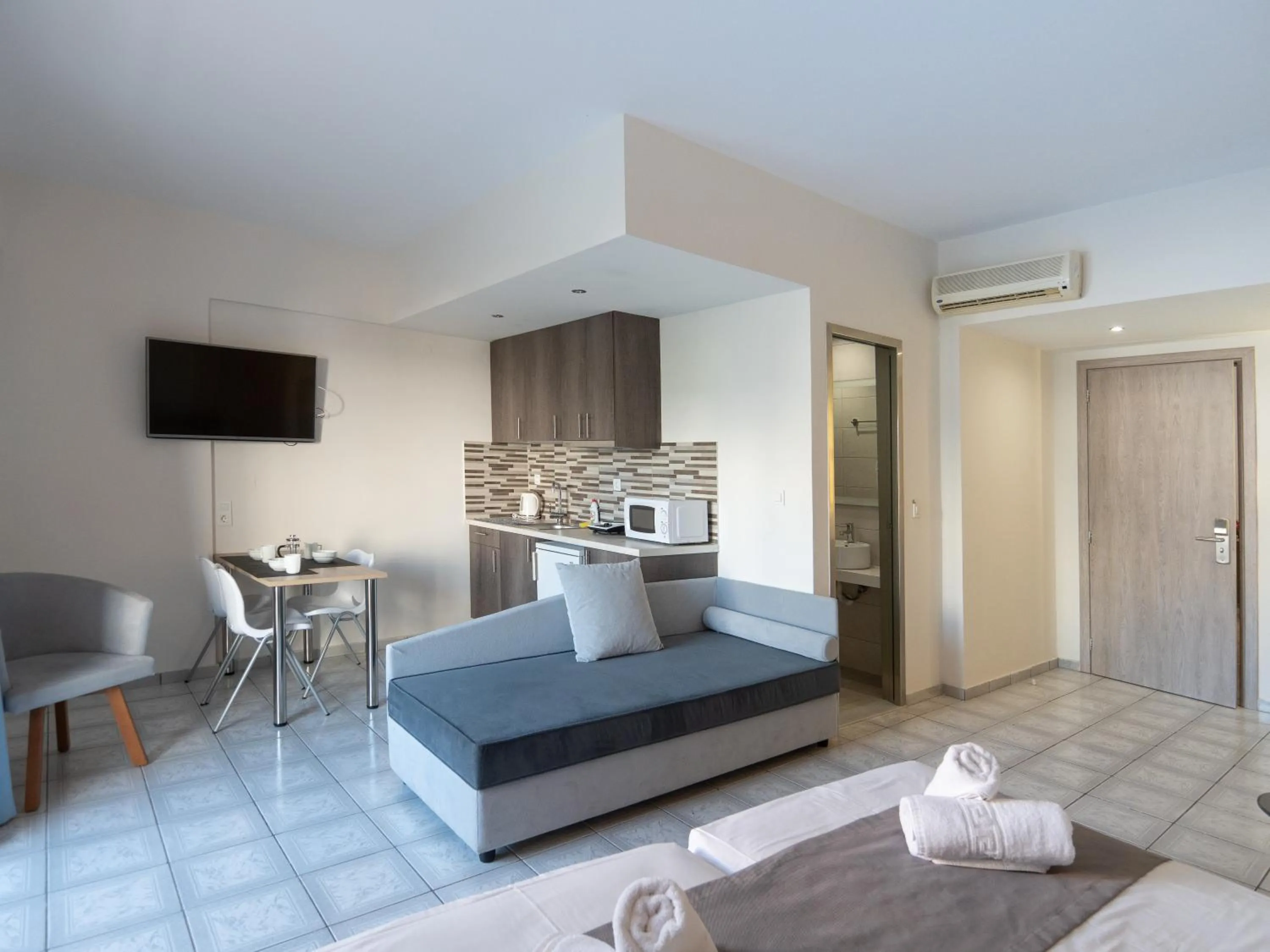 Communal lounge/ TV room, Bed in Aristo Apts