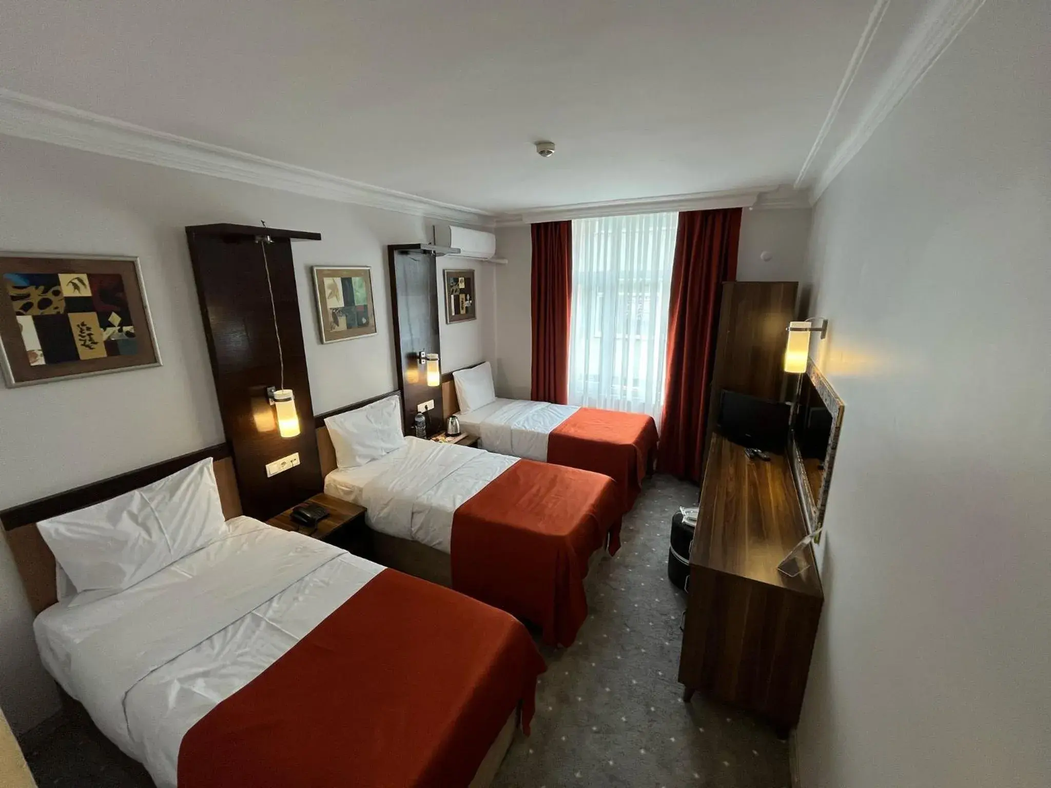 Photo of the whole room, Bed in Hotel Topkapı Photo of the whole room, Bed in Hotel Topkapı