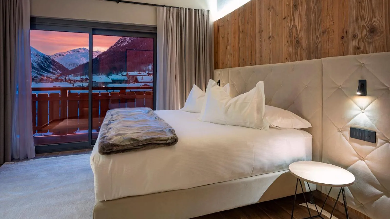 Bed in Paradise Lodge