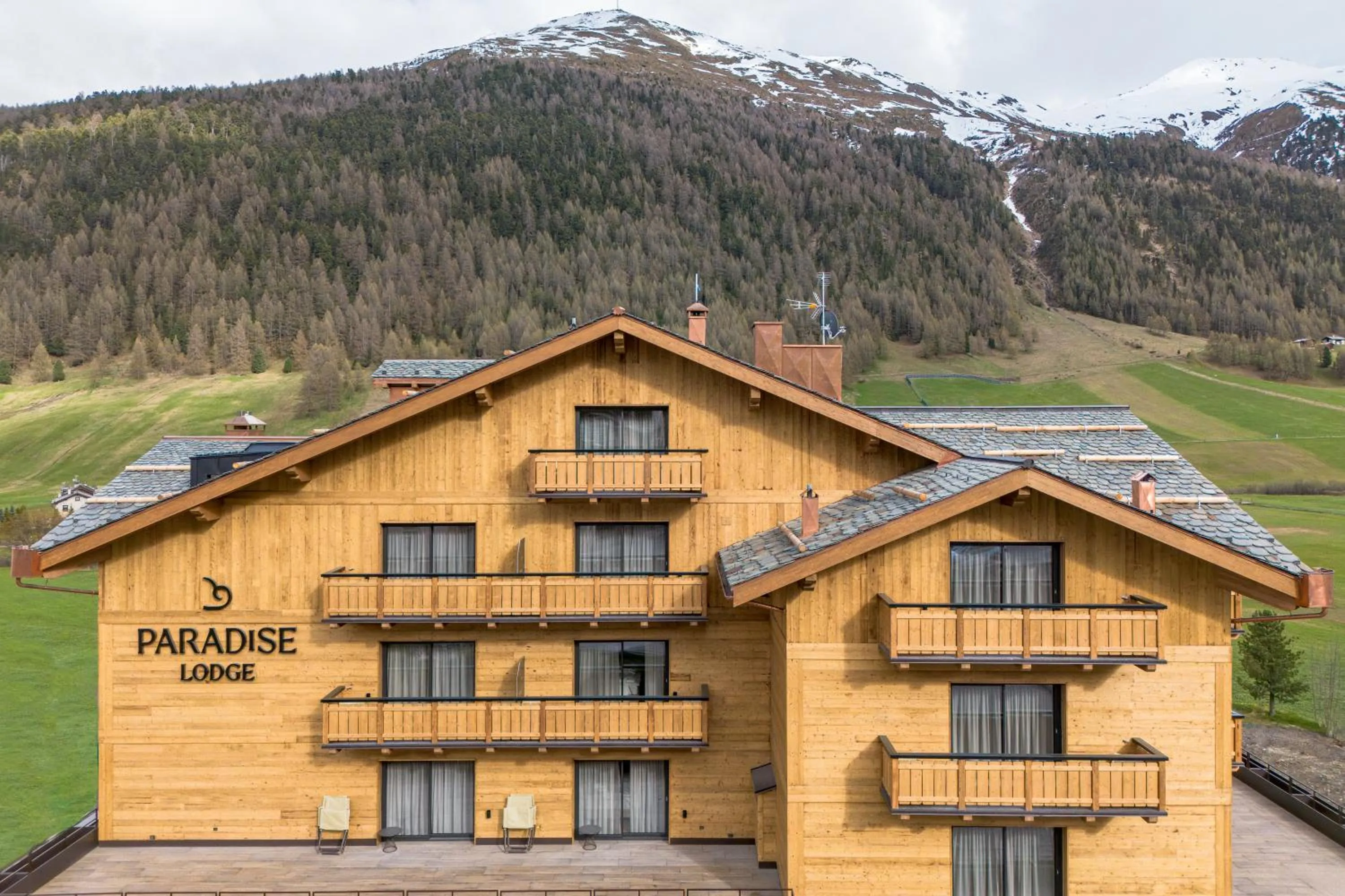 Property building in Paradise Lodge
