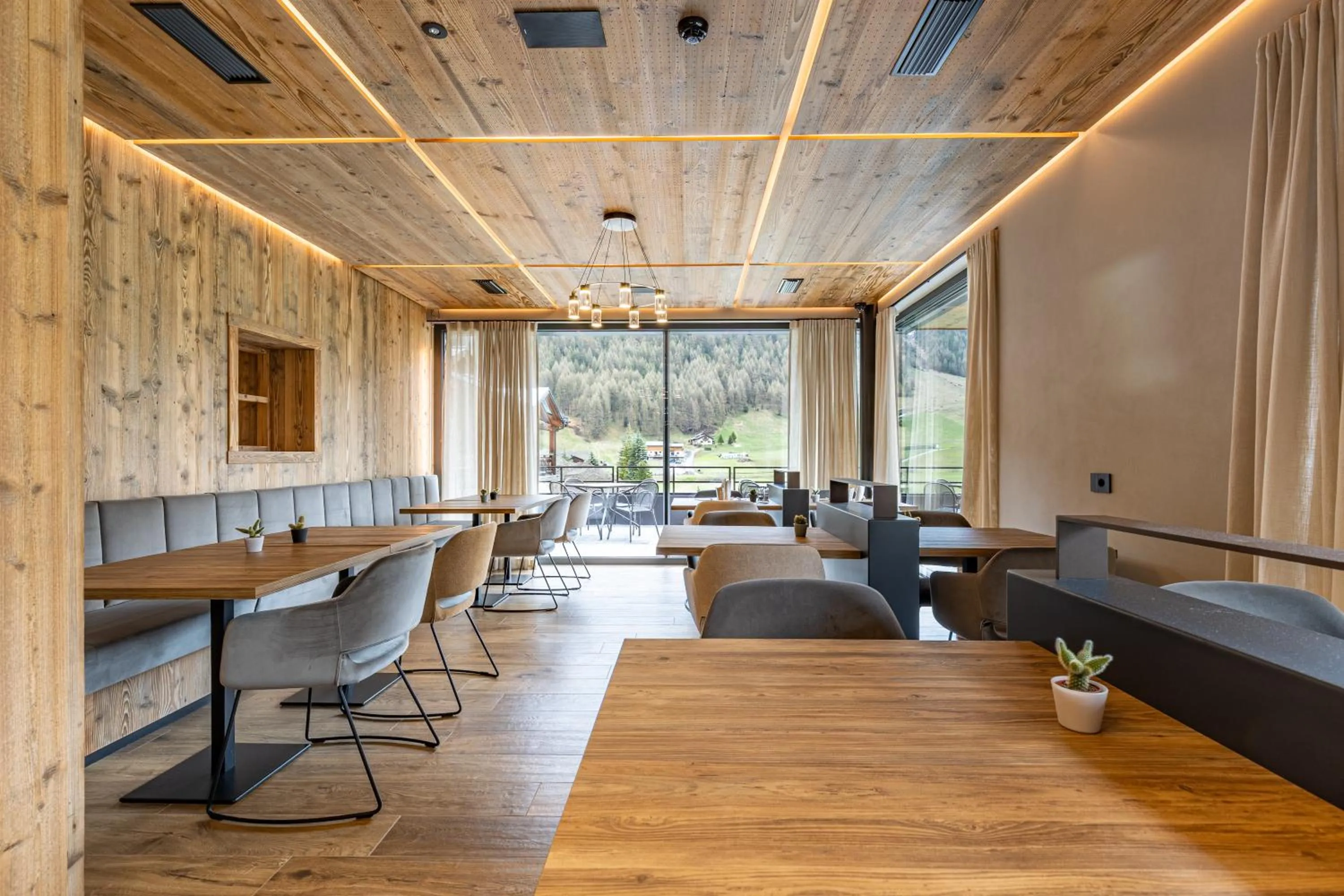 Restaurant/places to eat in Paradise Lodge