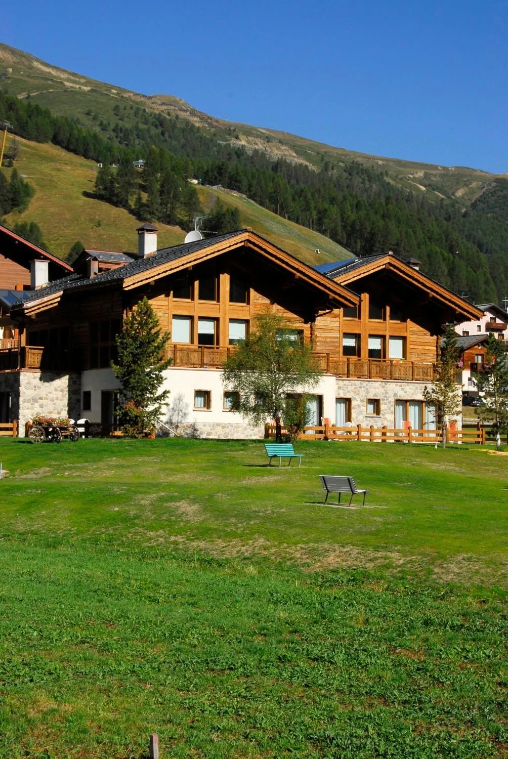 Property building in Paradise Lodge