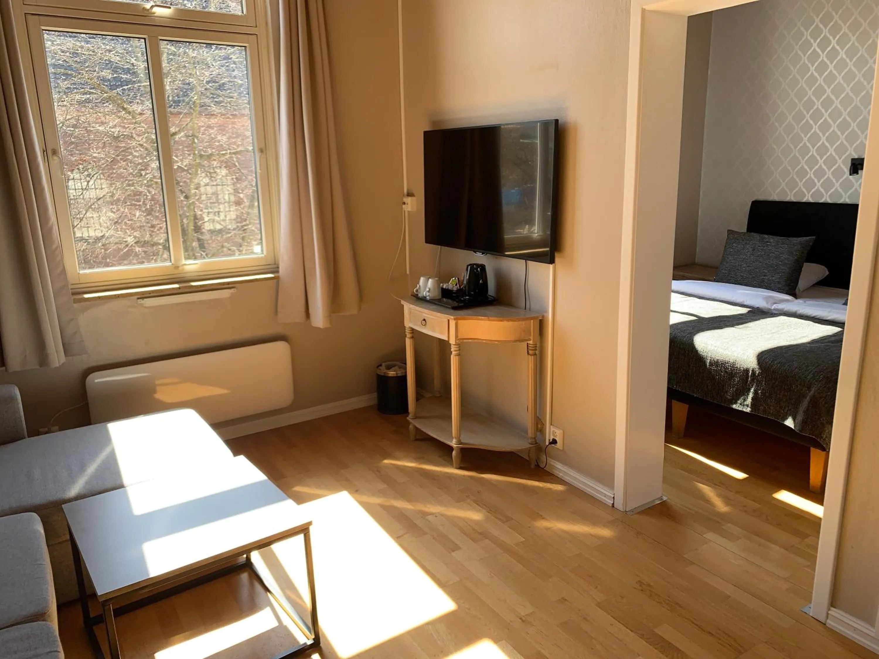 Seating area, Bed in Moss Hotel & Apartments