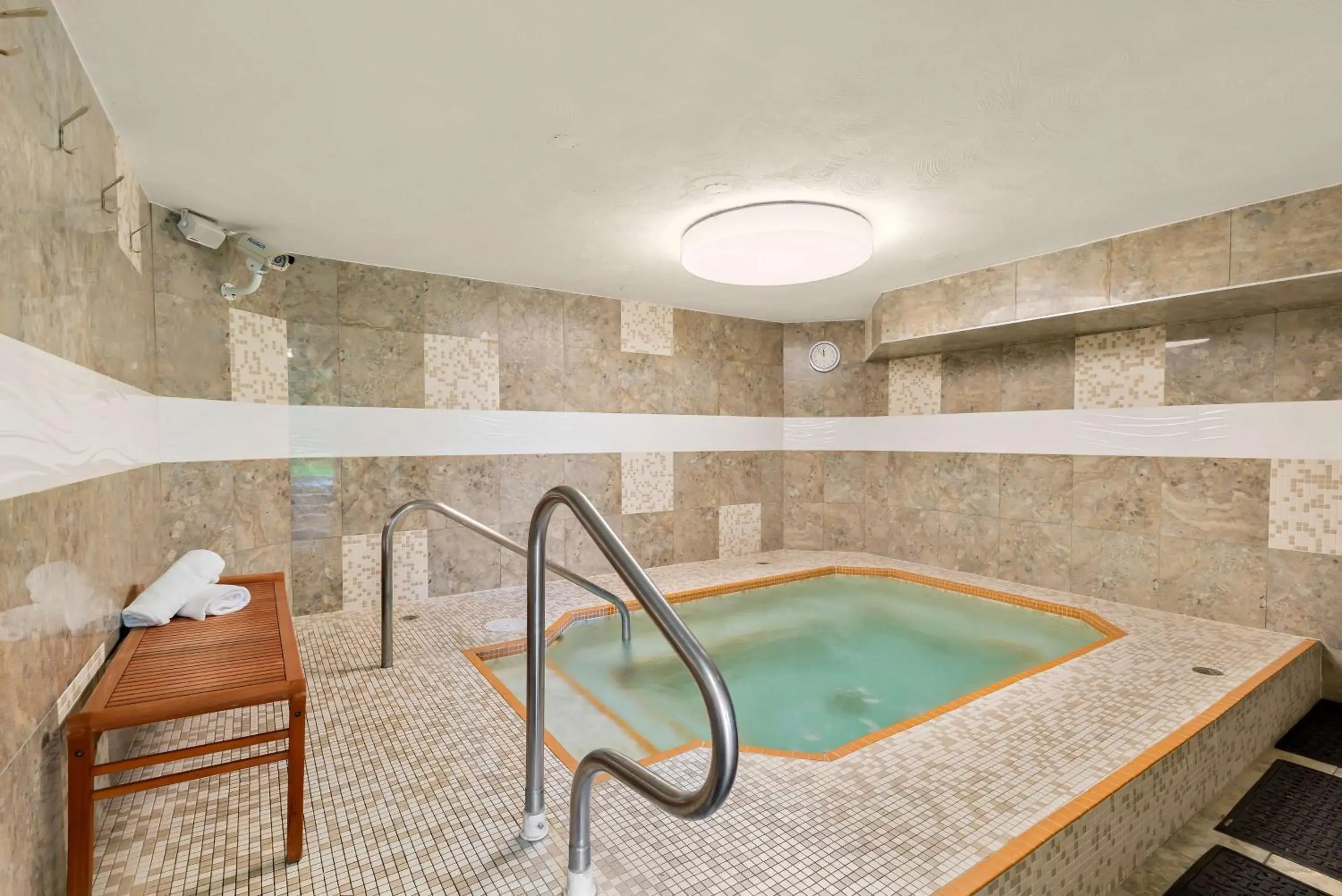 Pool view in Best Western PLUS Inner Harbour Hotel Pool view in Best Western PLUS Inner Harbour Hotel