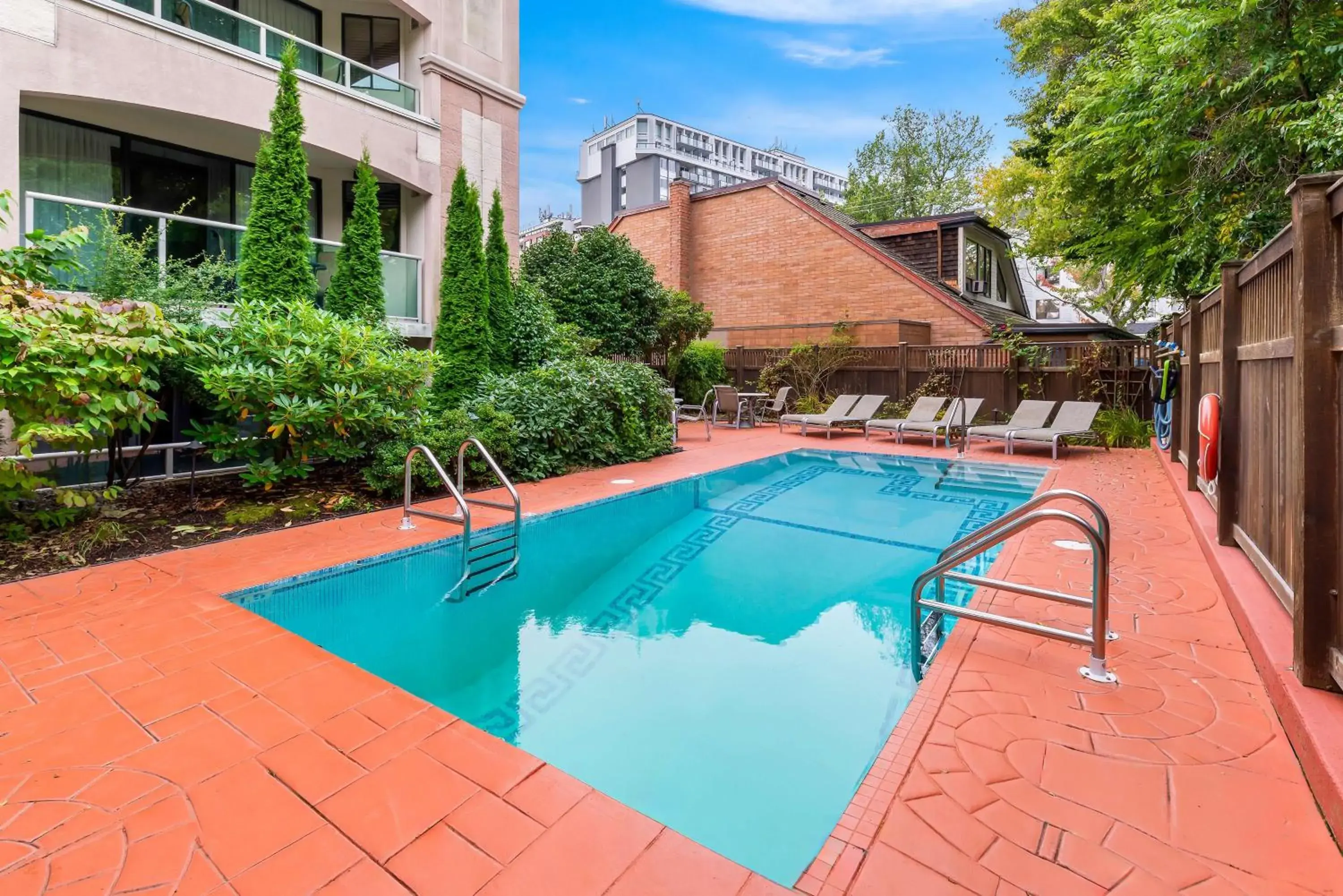 Pool view in Best Western PLUS Inner Harbour Hotel Pool view in Best Western PLUS Inner Harbour Hotel
