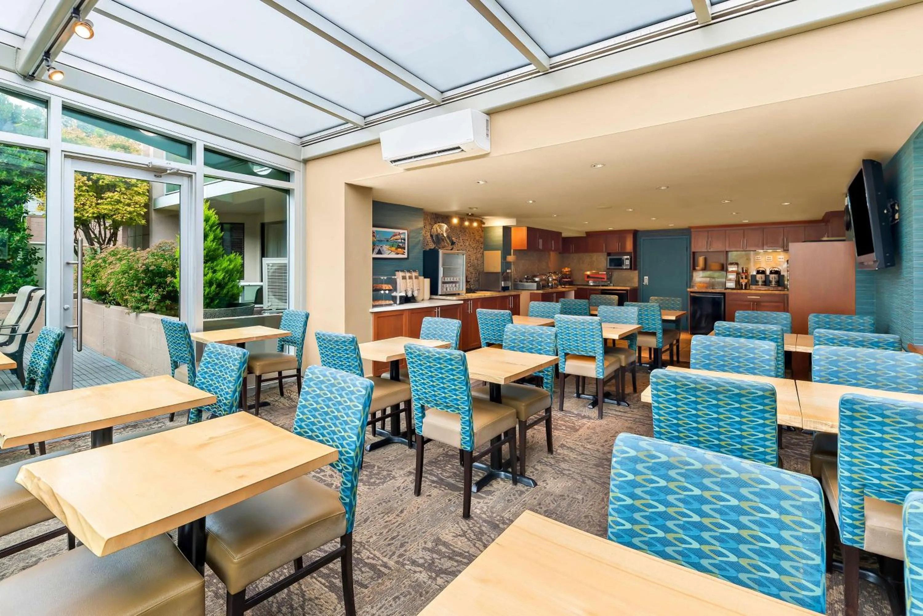 Breakfast in Best Western PLUS Inner Harbour Hotel