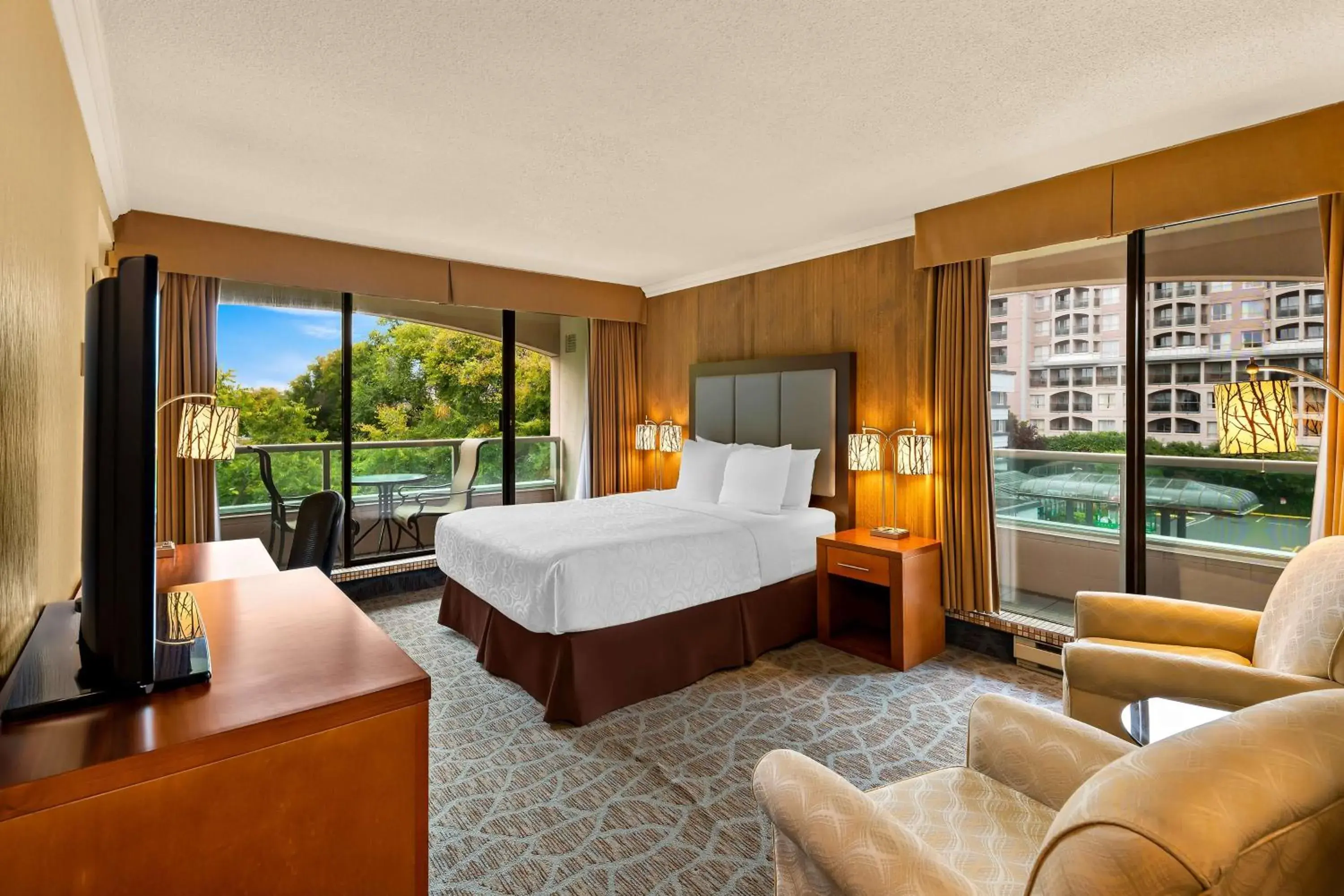 Bedroom, Bed in Best Western PLUS Inner Harbour Hotel Bedroom, Bed in Best Western PLUS Inner Harbour Hotel