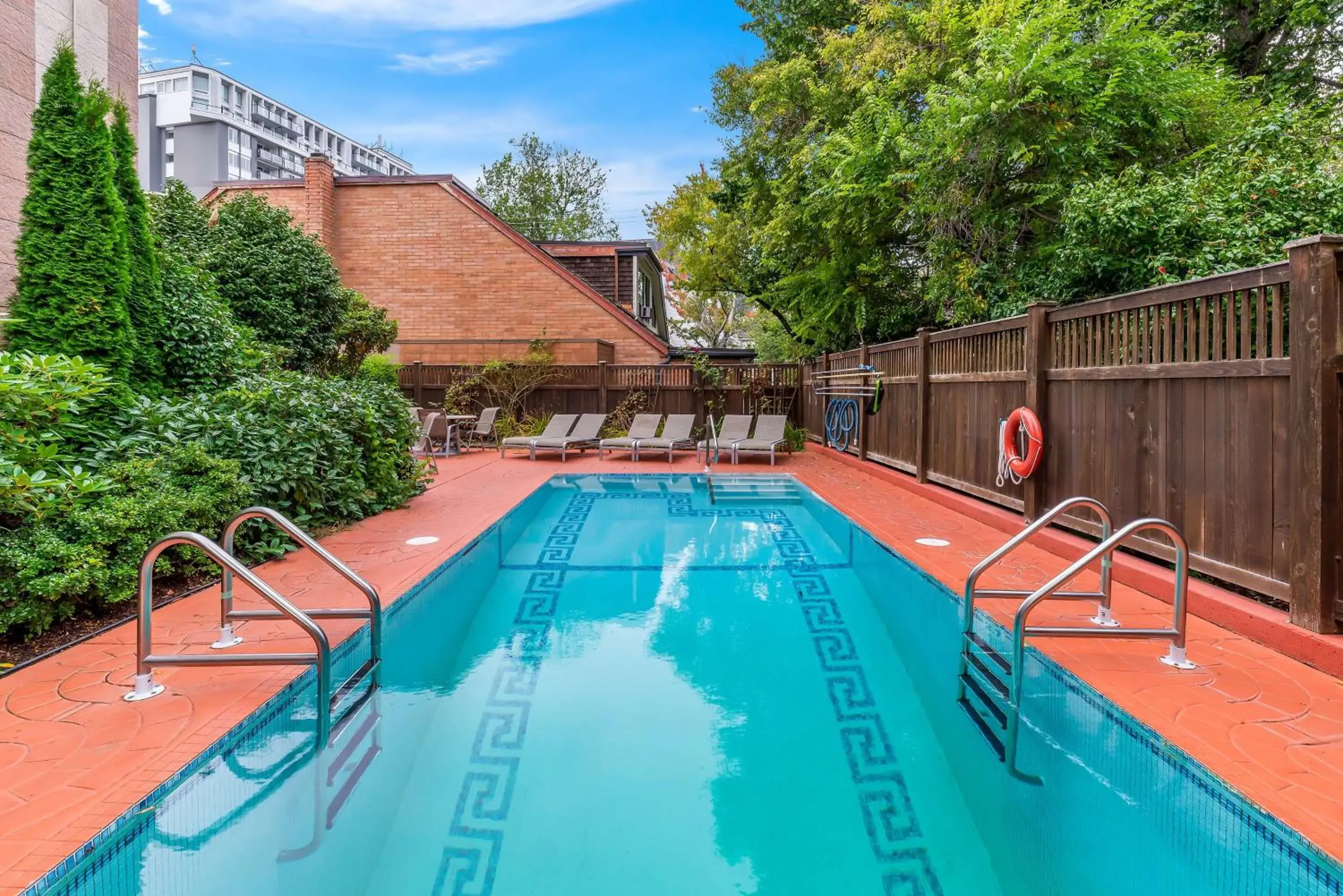 Pool view in Best Western PLUS Inner Harbour Hotel Pool view in Best Western PLUS Inner Harbour Hotel