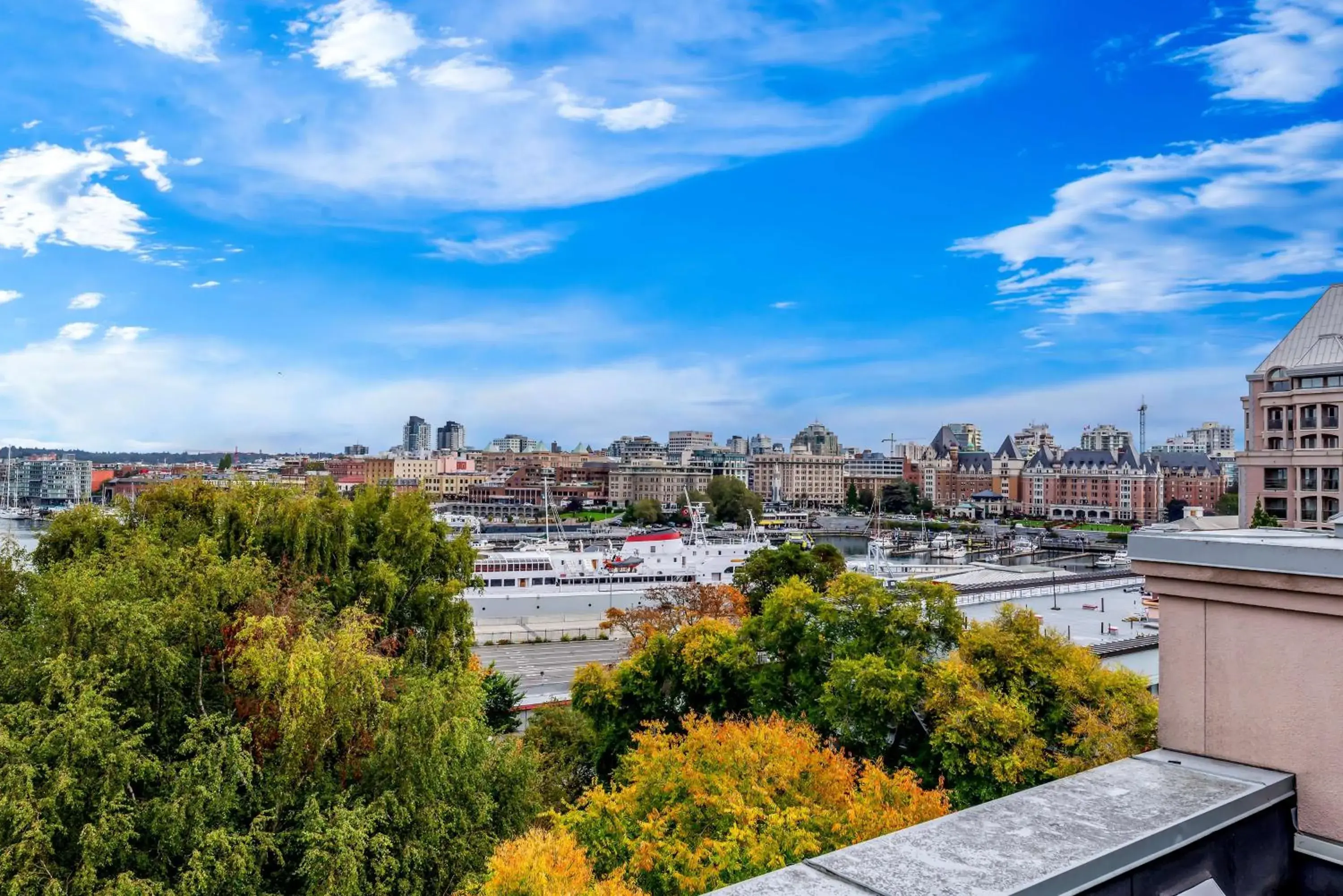 Photo of the whole room in Best Western PLUS Inner Harbour Hotel Photo of the whole room in Best Western PLUS Inner Harbour Hotel