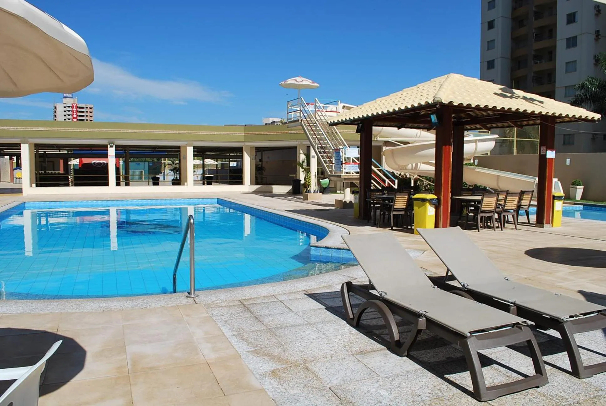 Swimming pool in Prive das Thermas I Caldas Novas - ACHEI FERIAS - com roupa de cama