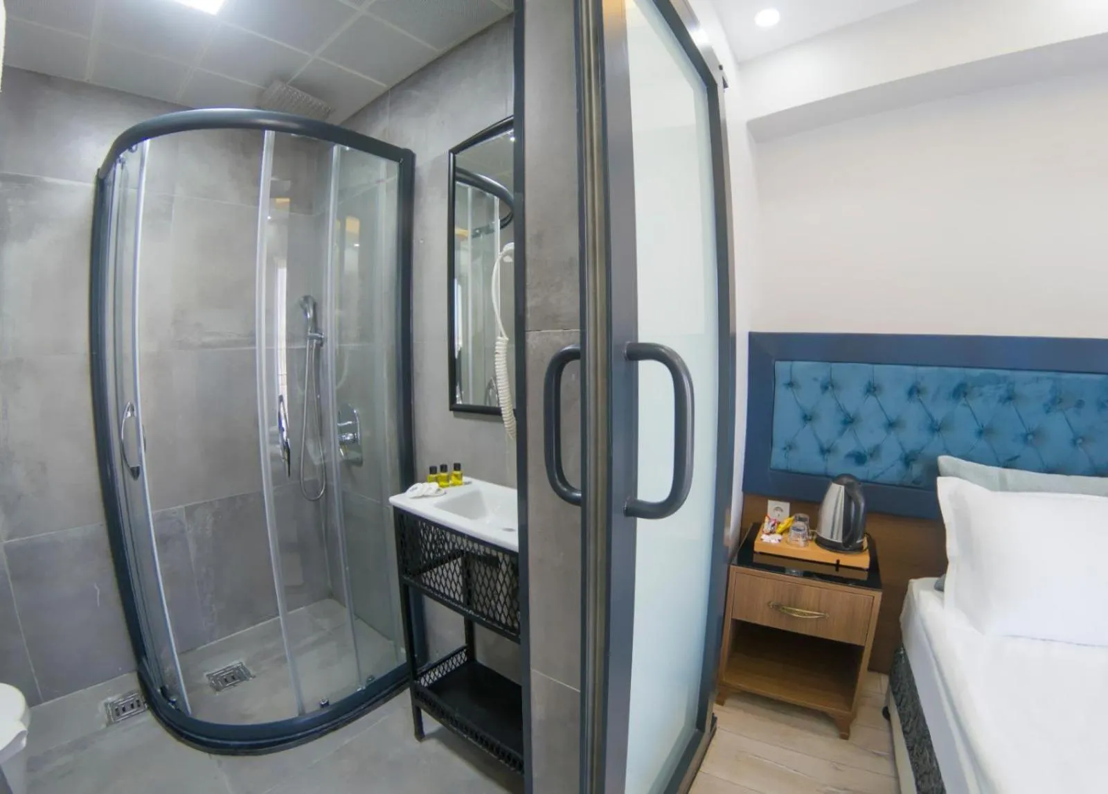 Bathroom, Bed in Grand Esen Hotel