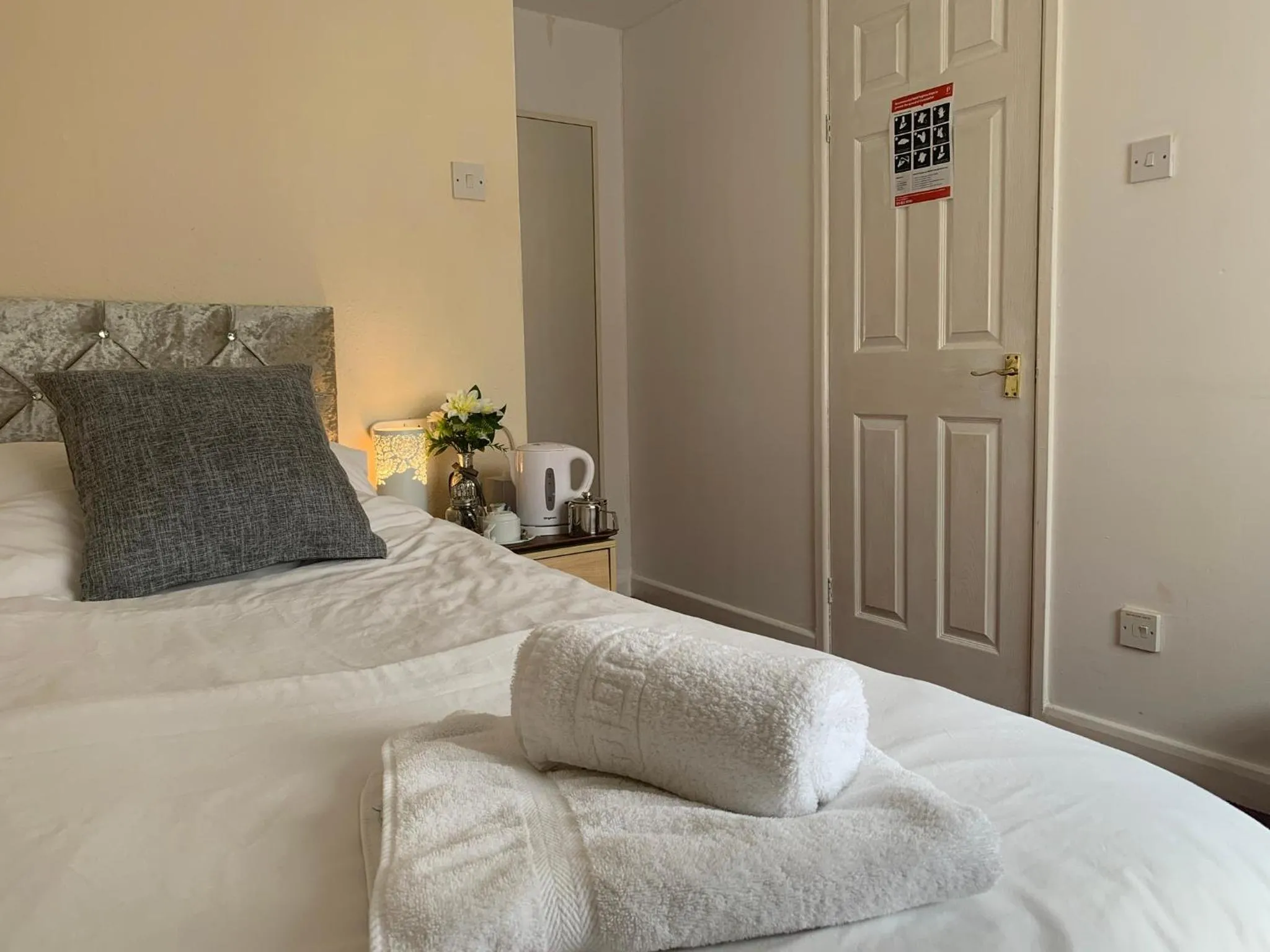 Single Room with Private Bathroom - single occupancy in St Anne's Road Guest House