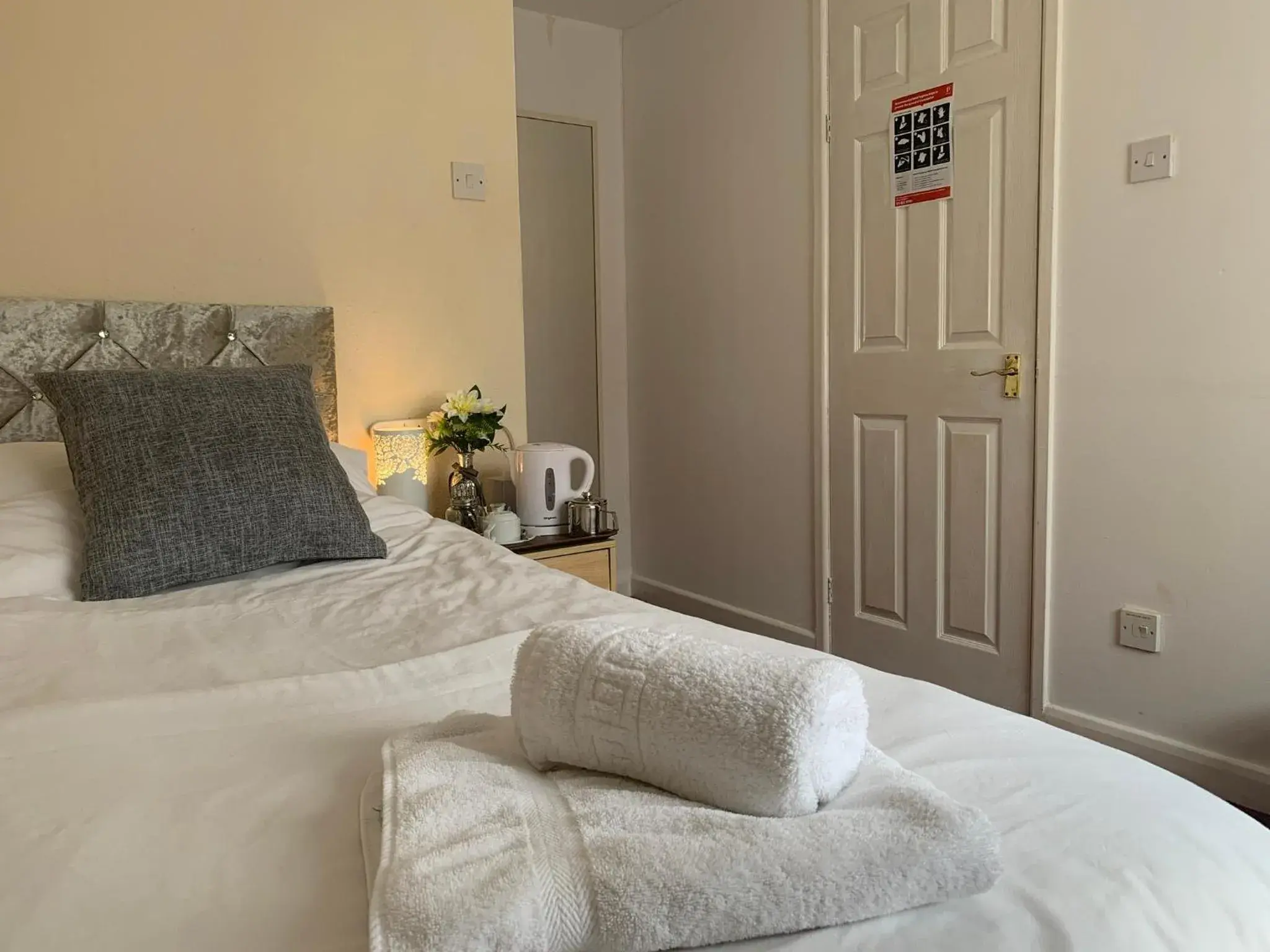 Single Room with Private Bathroom - single occupancy in St Anne's Road Guest House Single Room with Private Bathroom - single occupancy in St Anne's Road Guest House