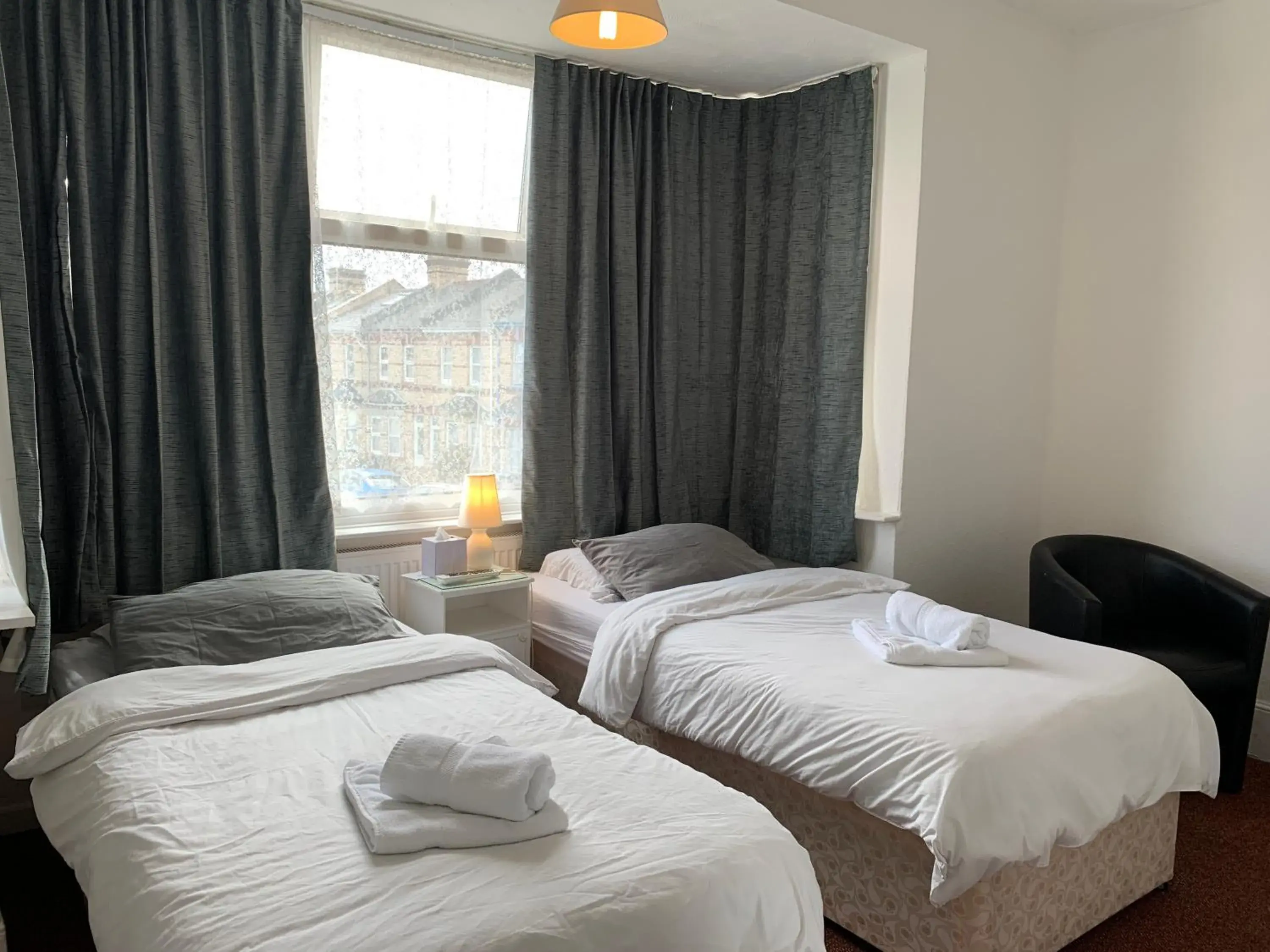 Standard Twin Room - single occupancy in St Anne's Road Guest House Standard Twin Room - single occupancy in St Anne's Road Guest House