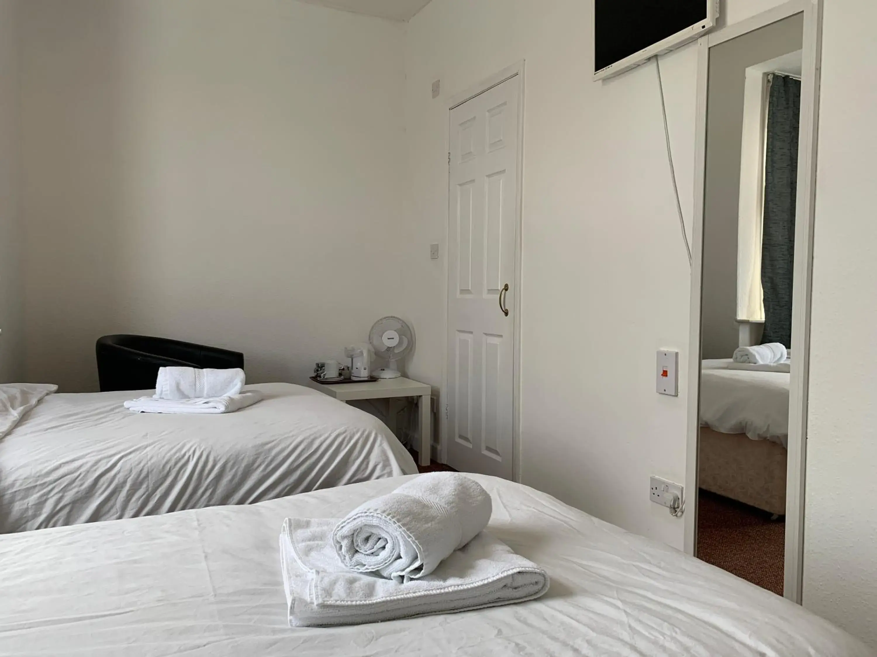 Standard Twin Room - single occupancy in St Anne's Road Guest House Standard Twin Room - single occupancy in St Anne's Road Guest House