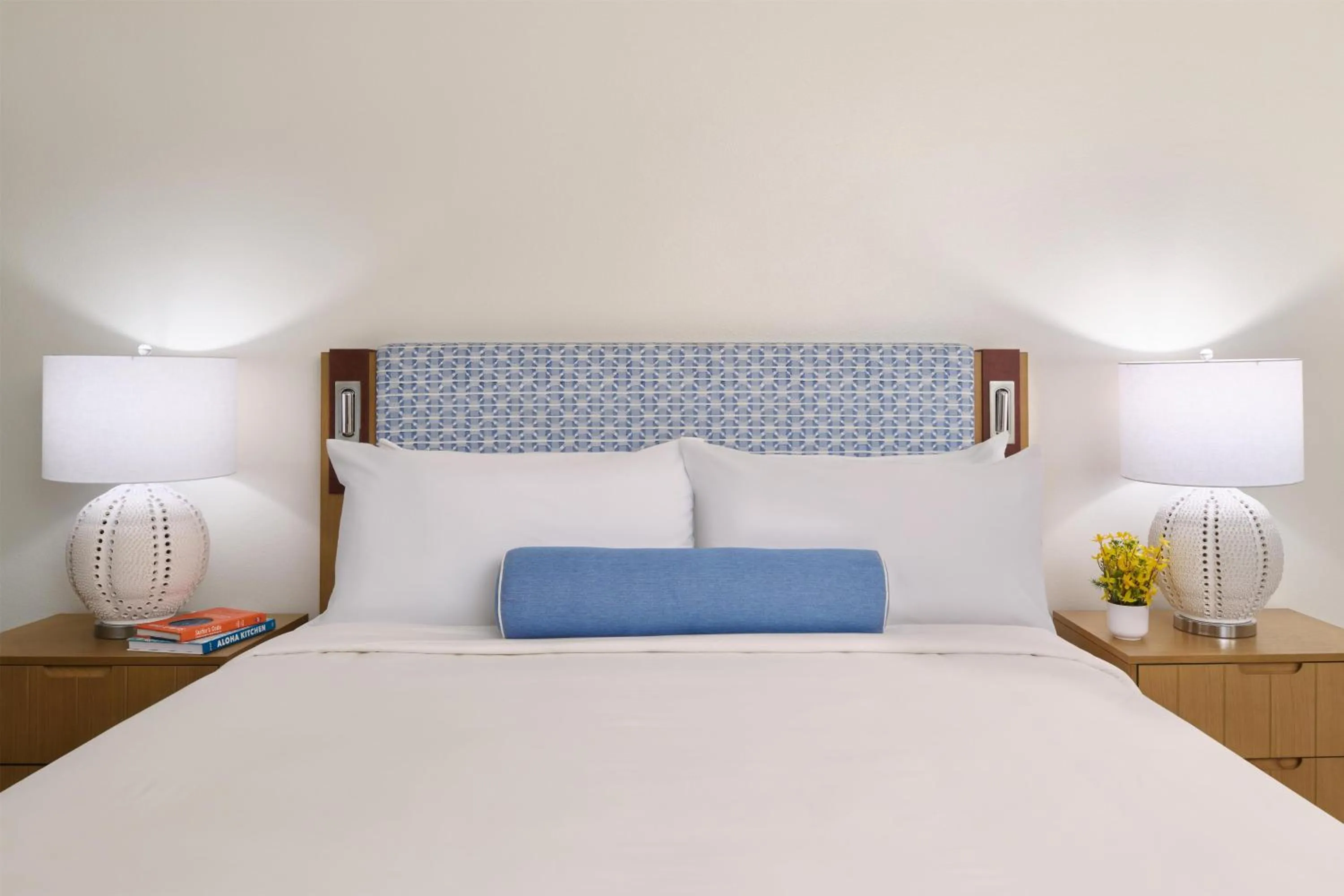 Bedroom, Bed in OUTRIGGER Kaua'i Beach Resort & Spa