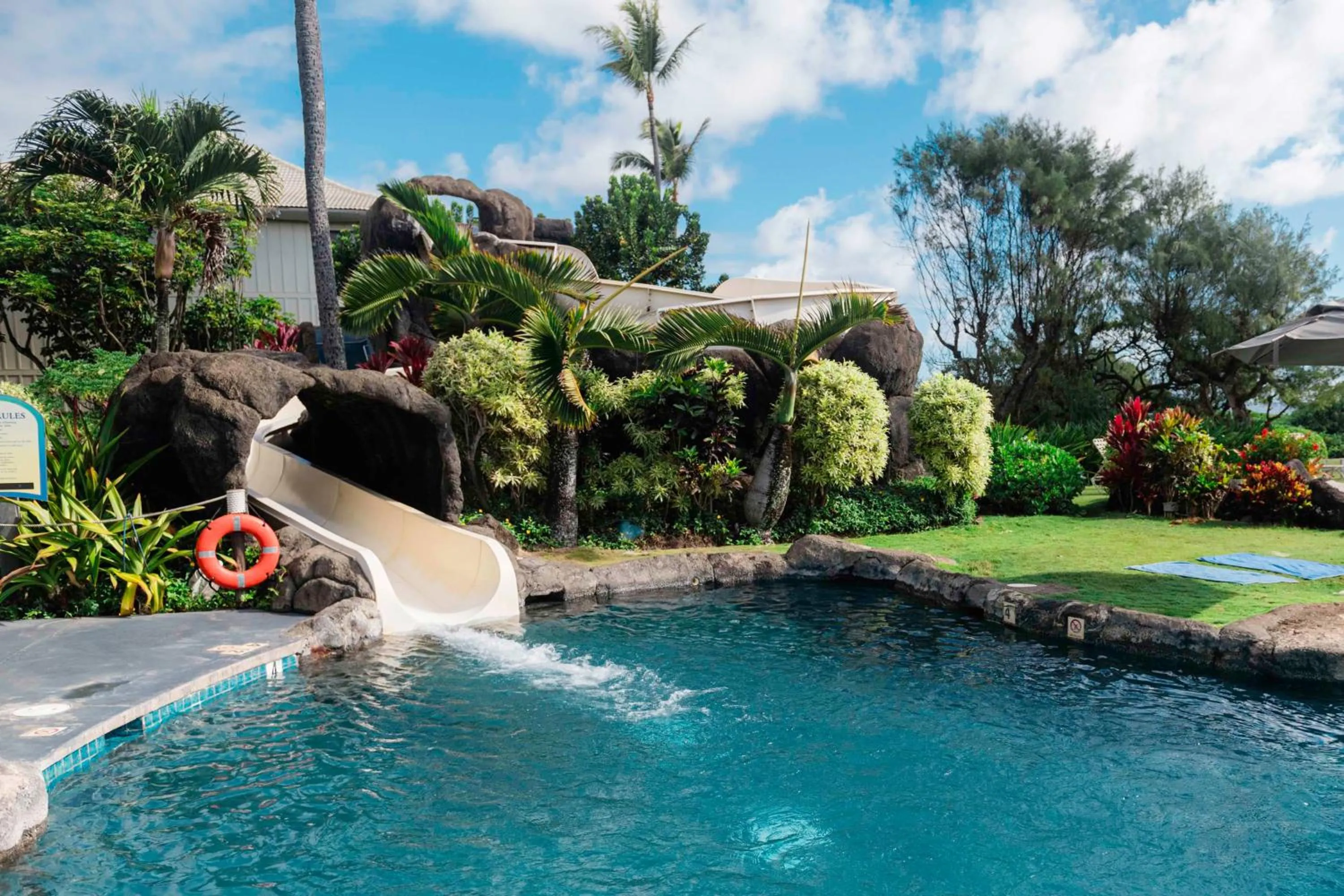 Pool view in OUTRIGGER Kaua&#x27;i Beach Resort &amp; Spa