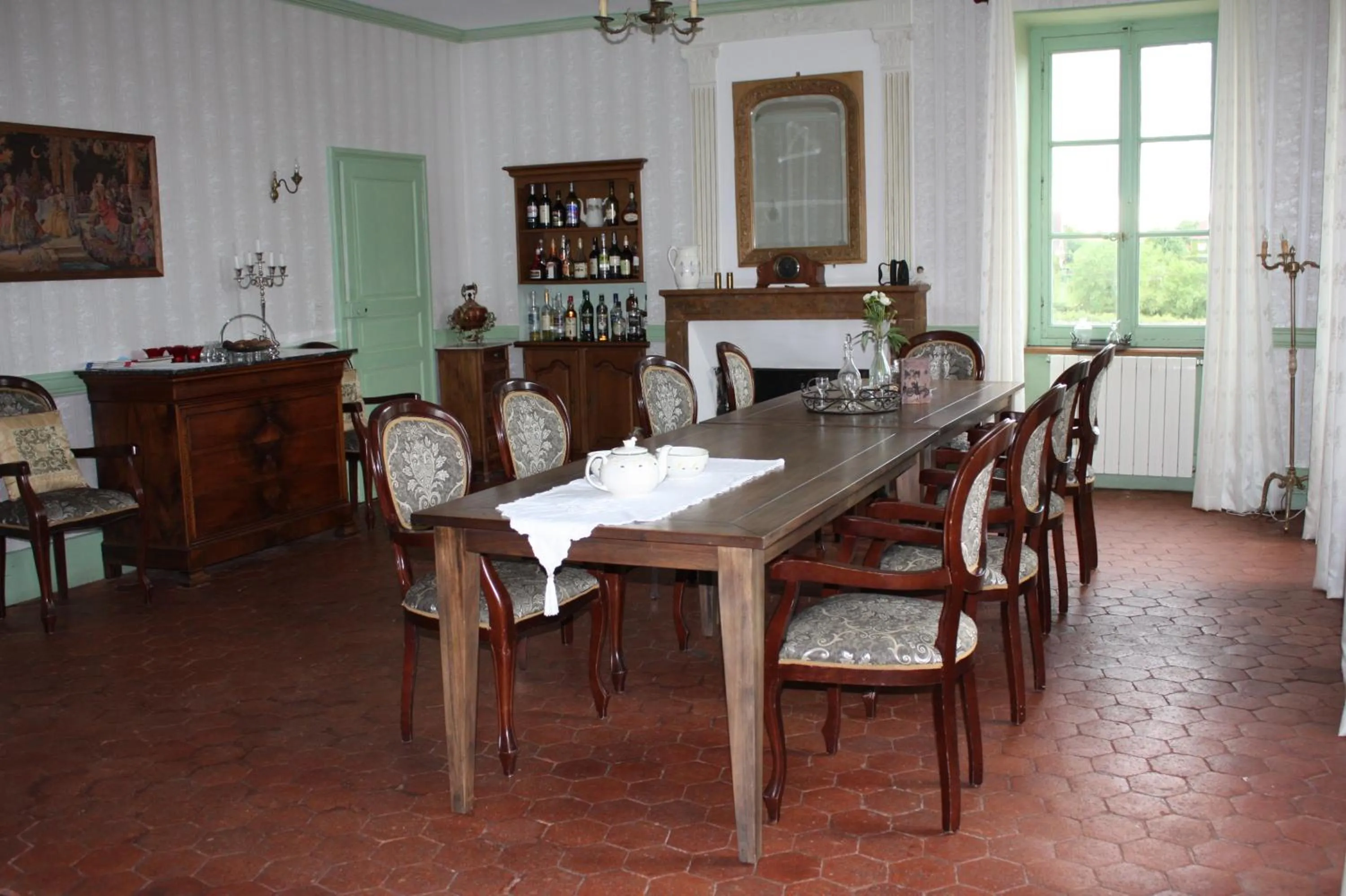 Restaurant/places to eat in Château Latour