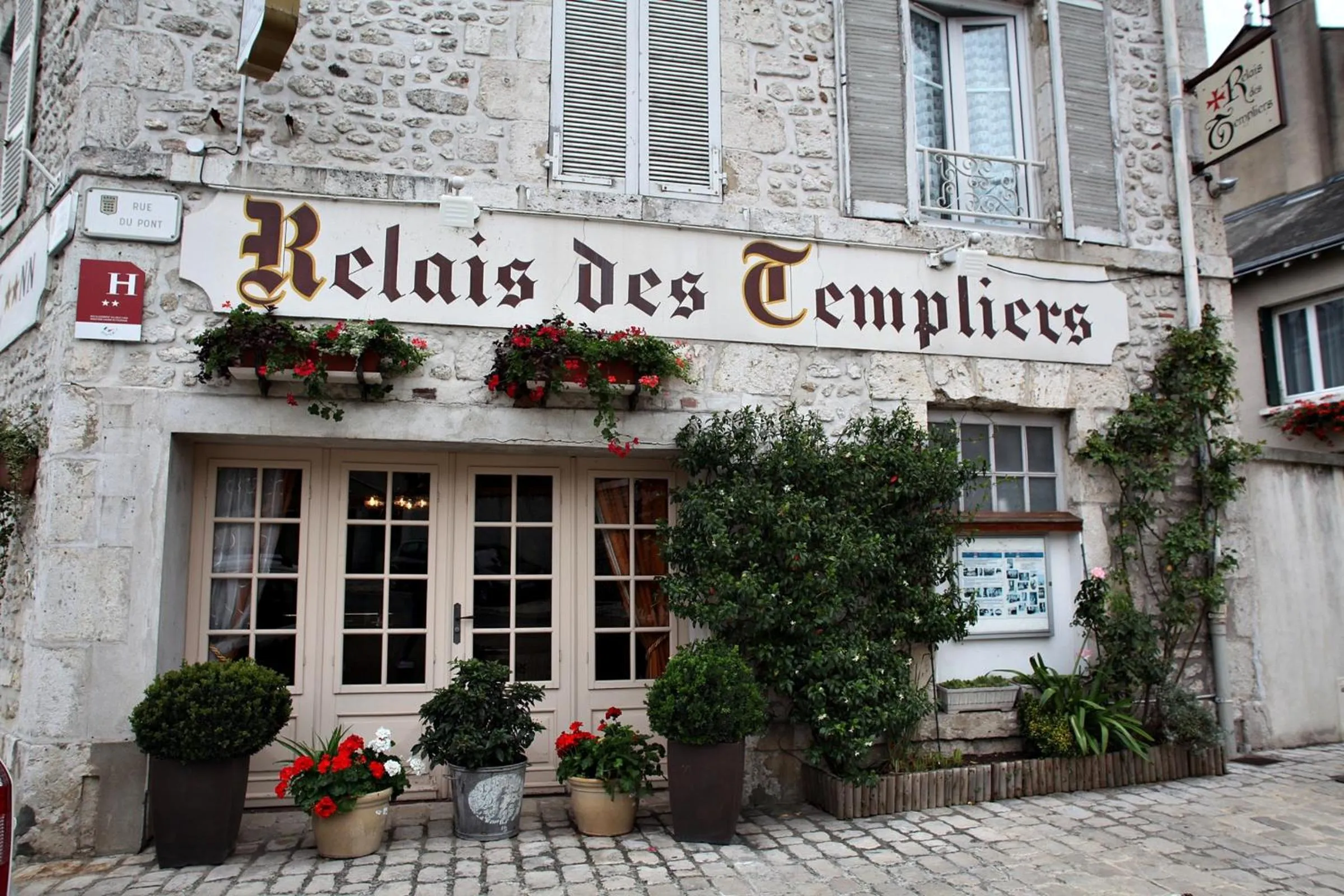 Facade/entrance in Le Relais Des Templiers