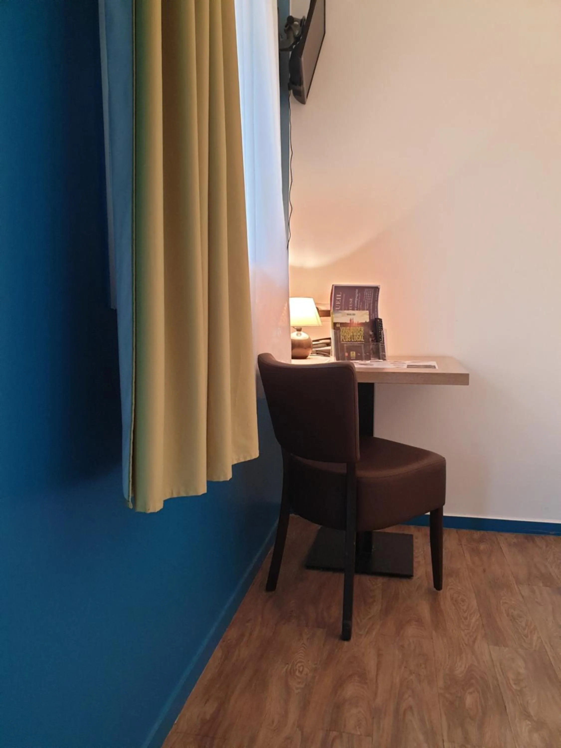 TV and multimedia in Logis Hotel des Portes de Meuse