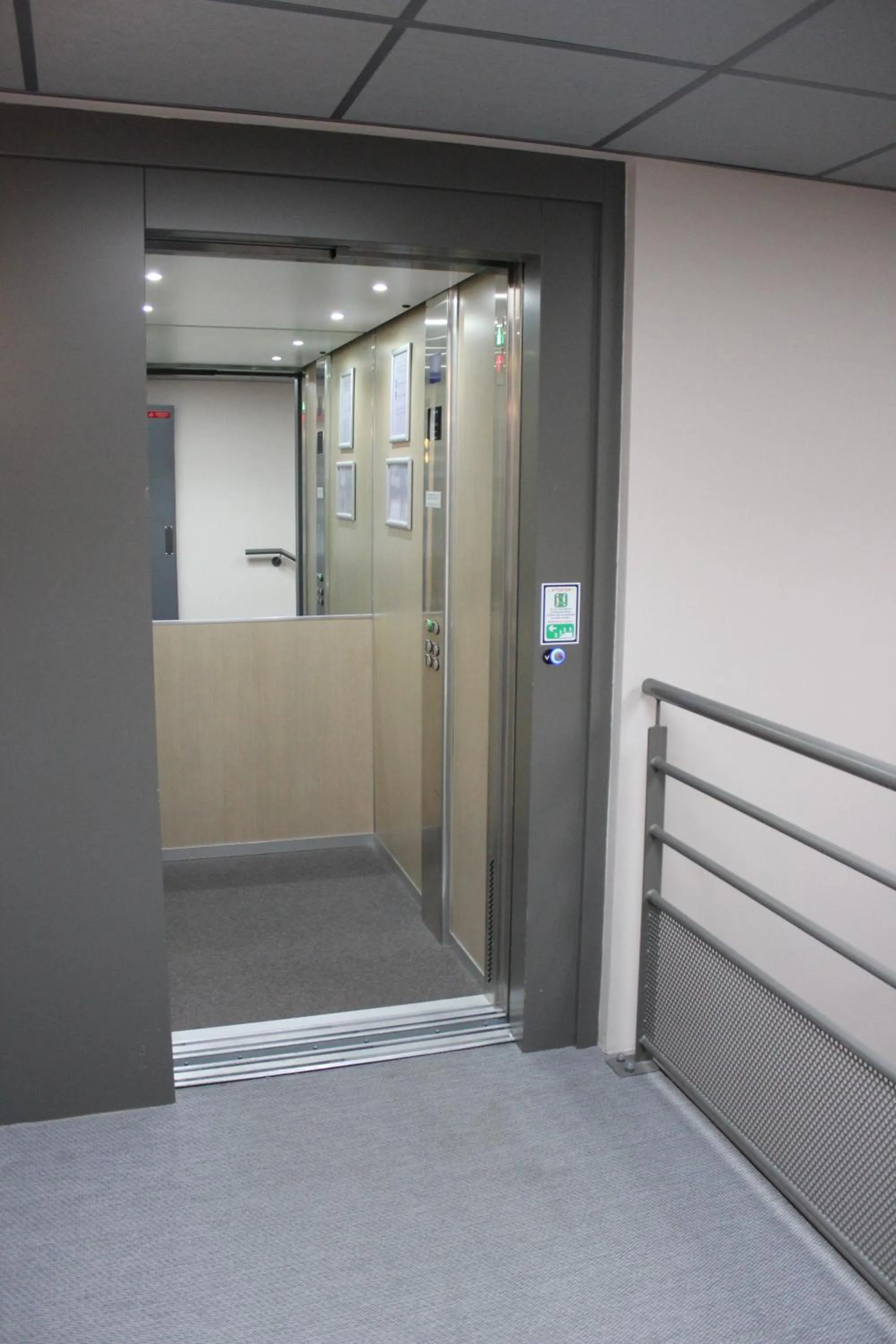 Decorative detail in Hotel Best Western La Mare Ô Poissons