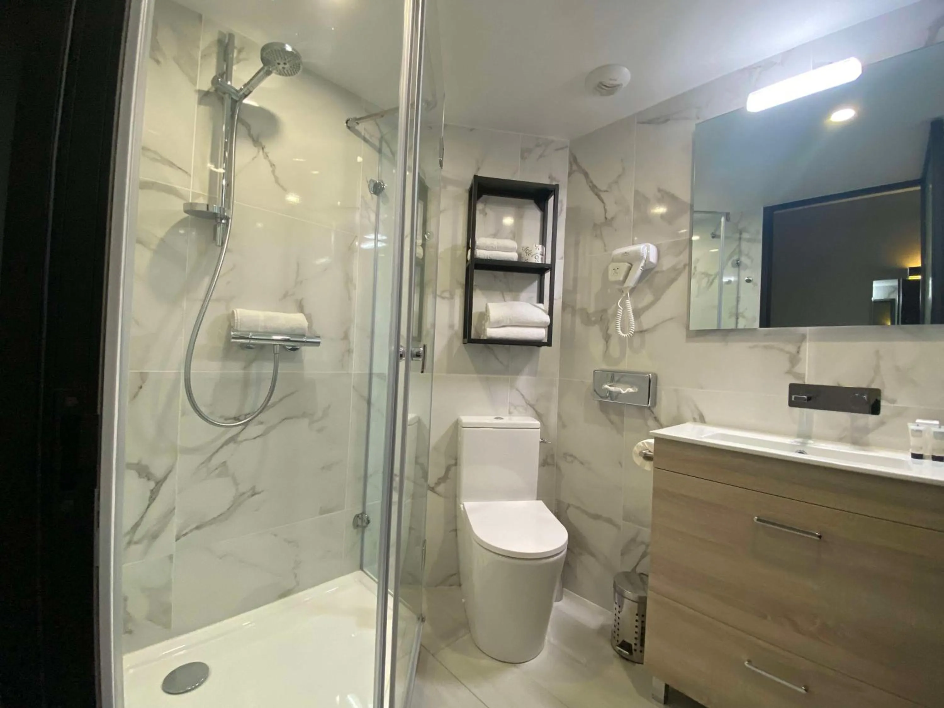 Bathroom in Hotel Best Western La Mare Ô Poissons