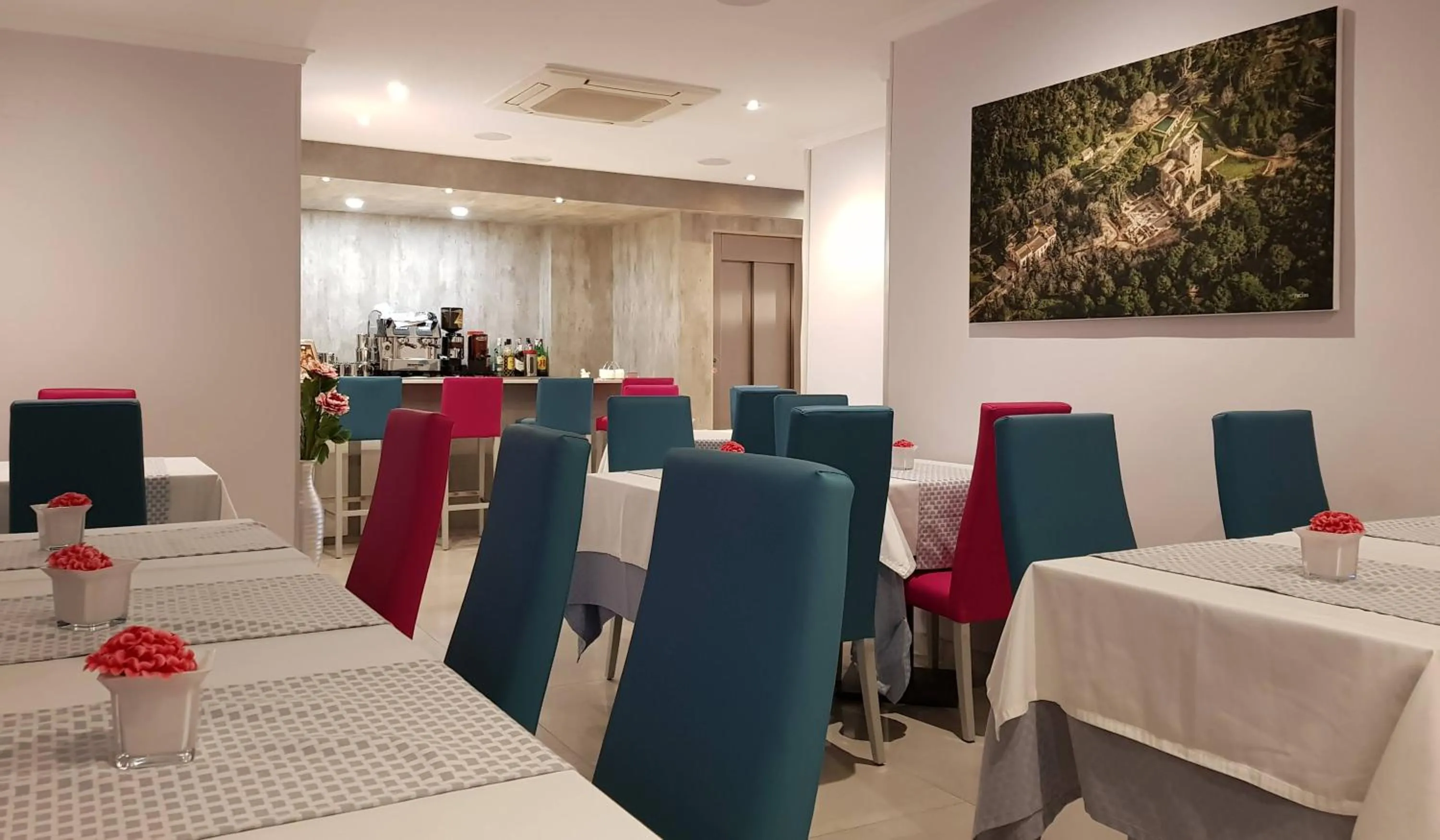 Restaurant/places to eat in Hotel Avenida Plaza