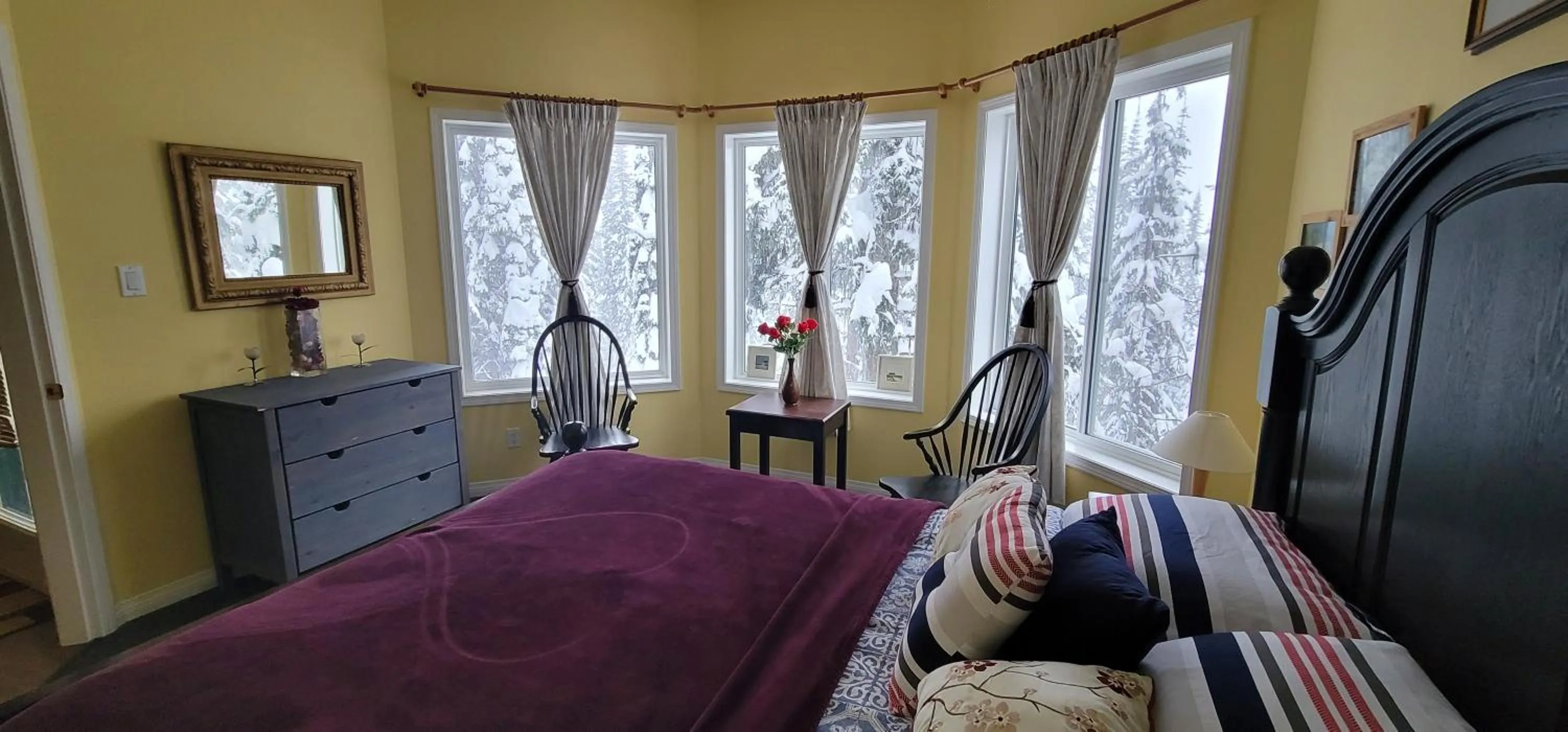 Bed in Vacation Homes by The Bulldog- Berker's Suite A