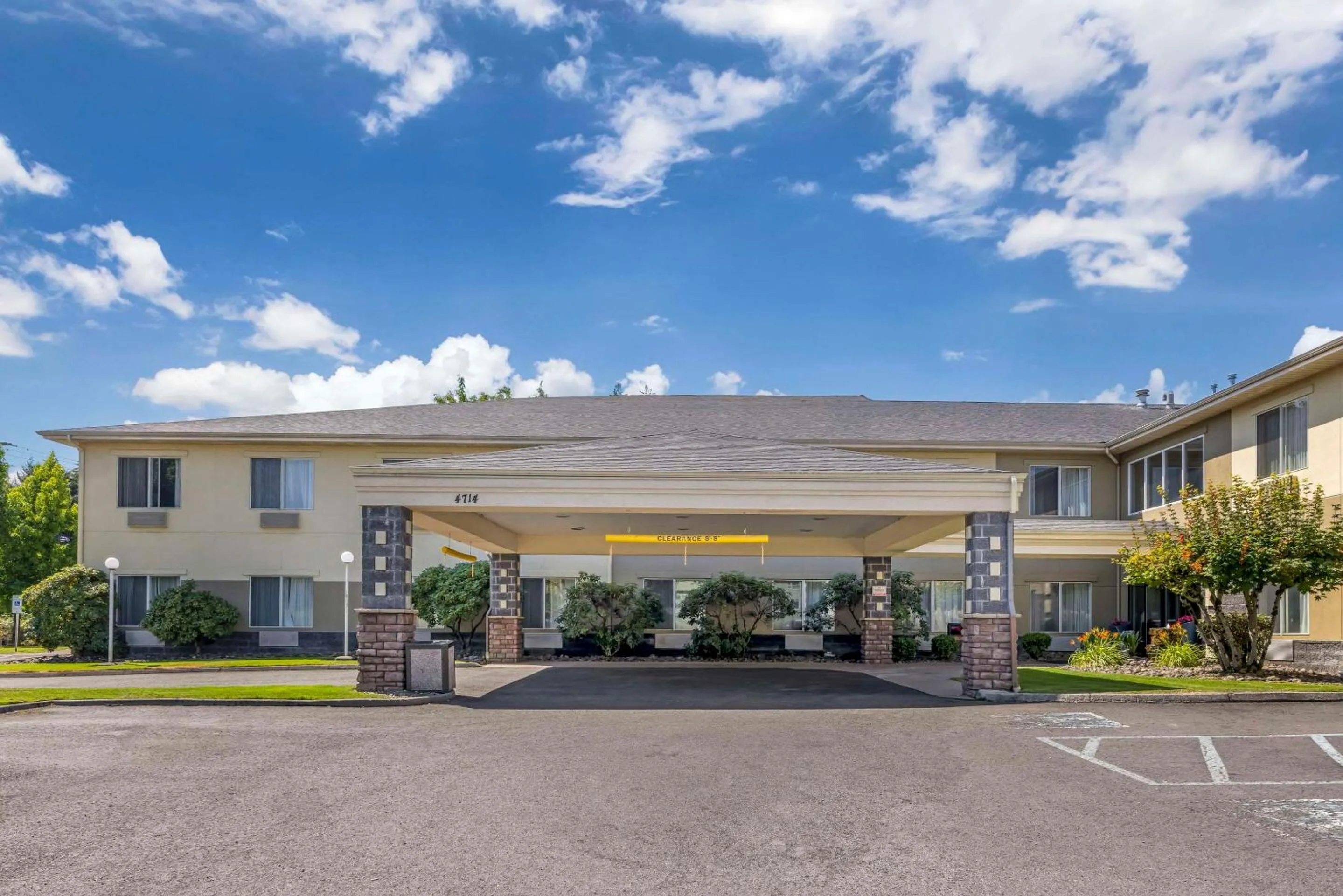 Property building in Comfort Suites Near Vancouver Mall