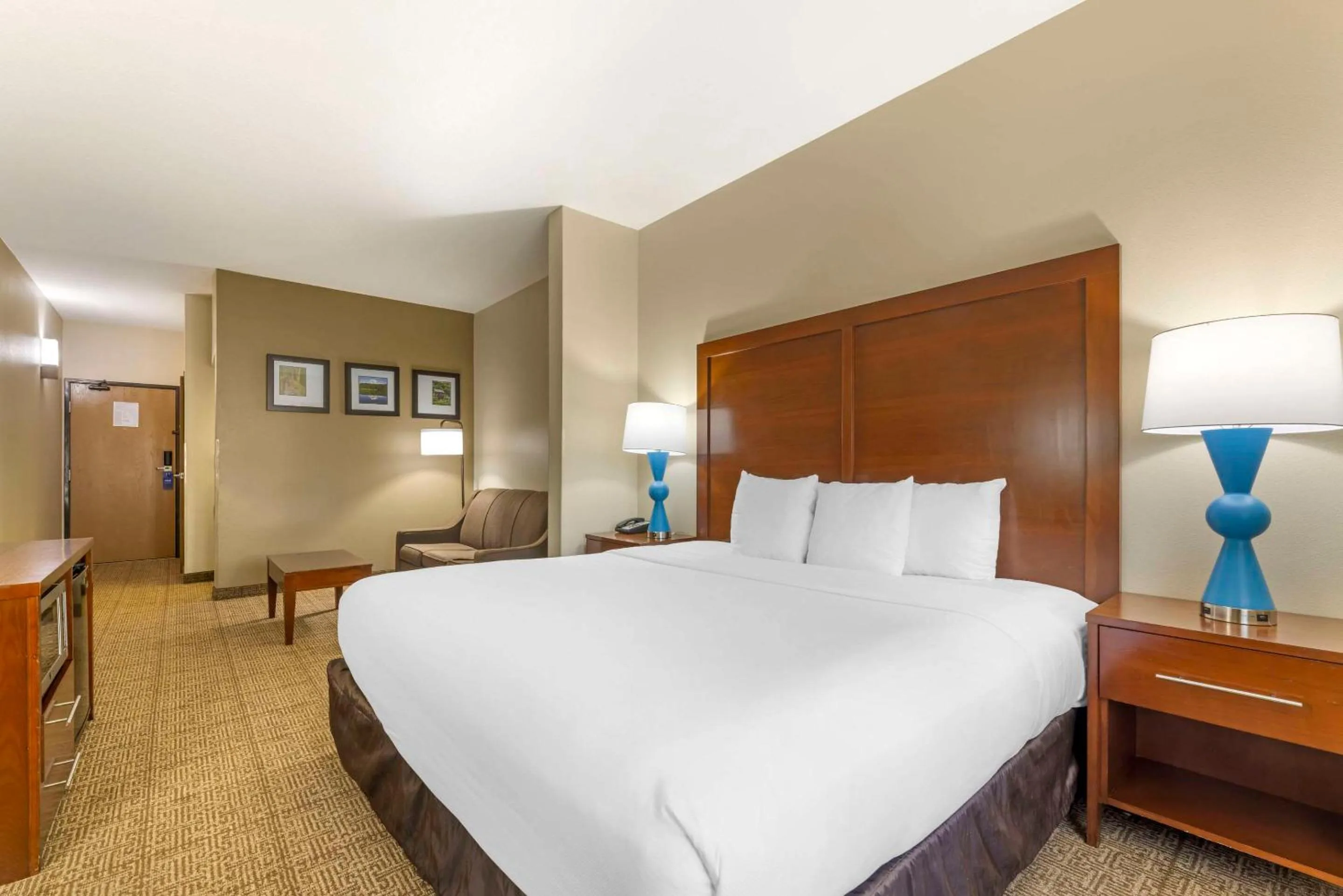 Bedroom, Bed in Comfort Suites Near Vancouver Mall