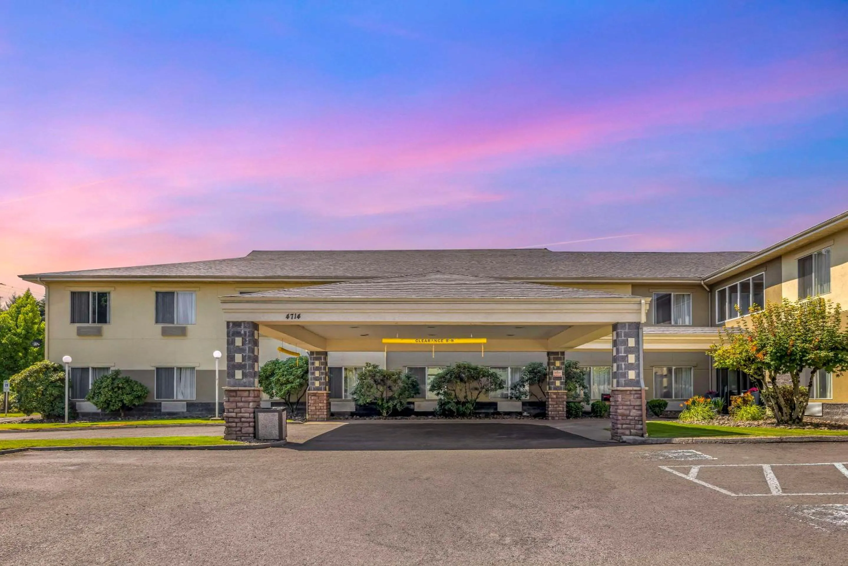 Property building in Comfort Suites Near Vancouver Mall