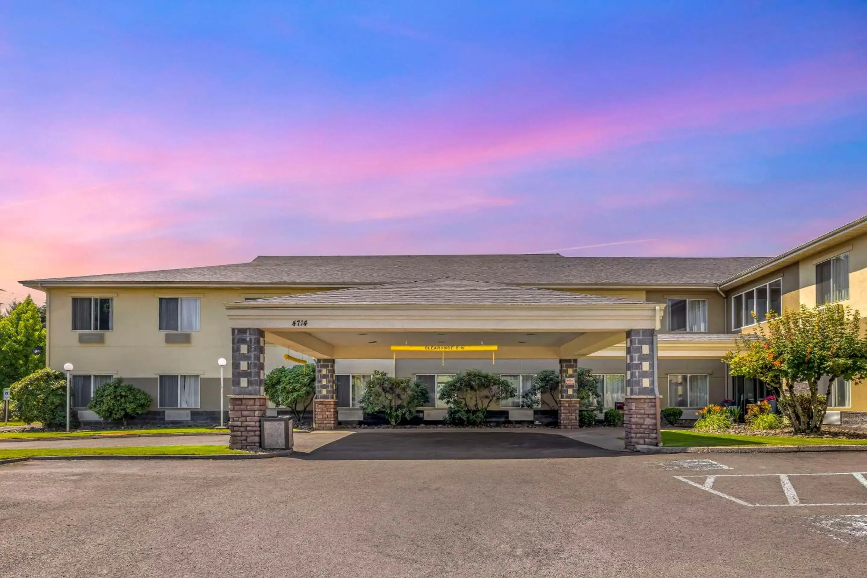 Property building in Comfort Suites Near Vancouver Mall Property building in Comfort Suites Near Vancouver Mall