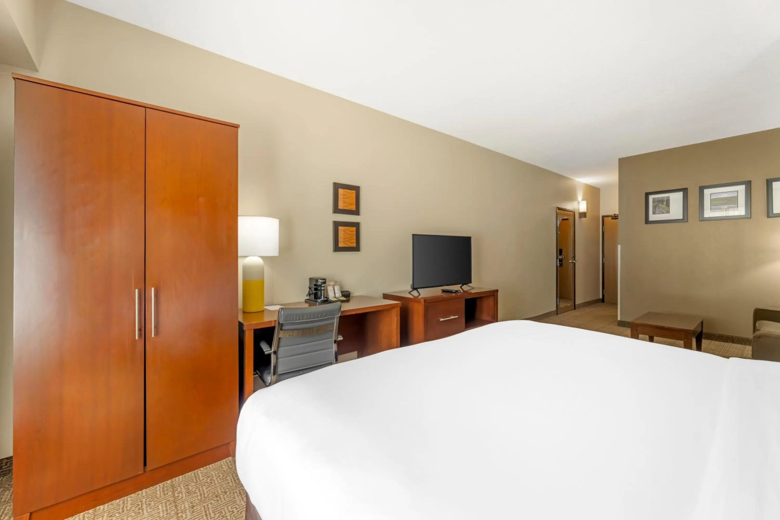 TV and multimedia, Bed in Comfort Suites Near Vancouver Mall