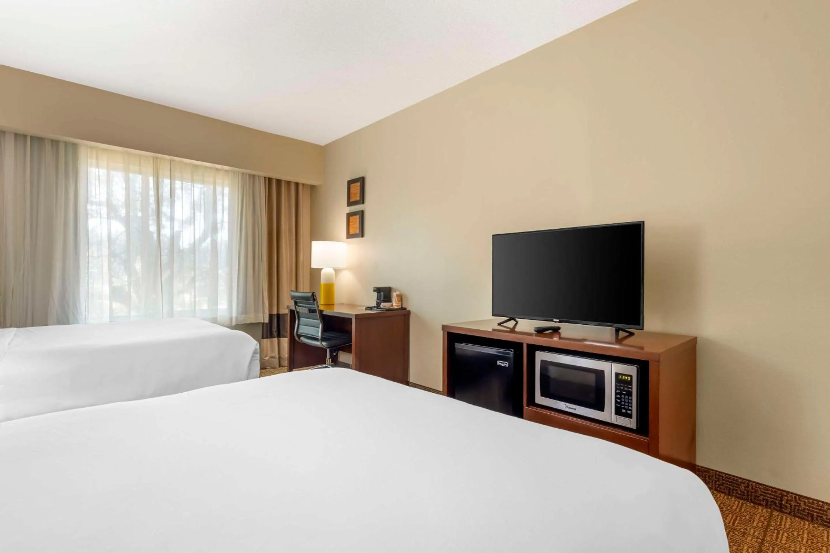 Bedroom, Bed in Comfort Suites Near Vancouver Mall