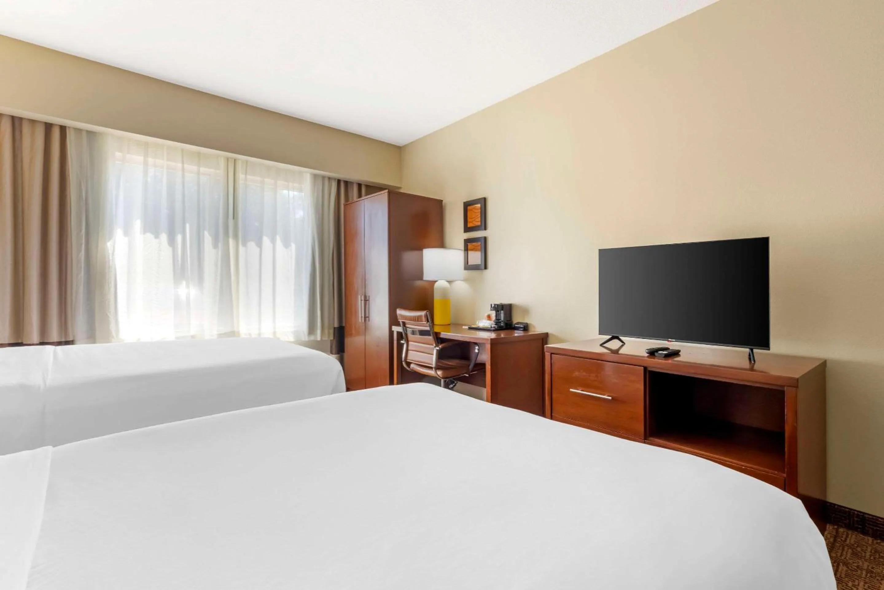 Bedroom, Bed in Comfort Suites Near Vancouver Mall